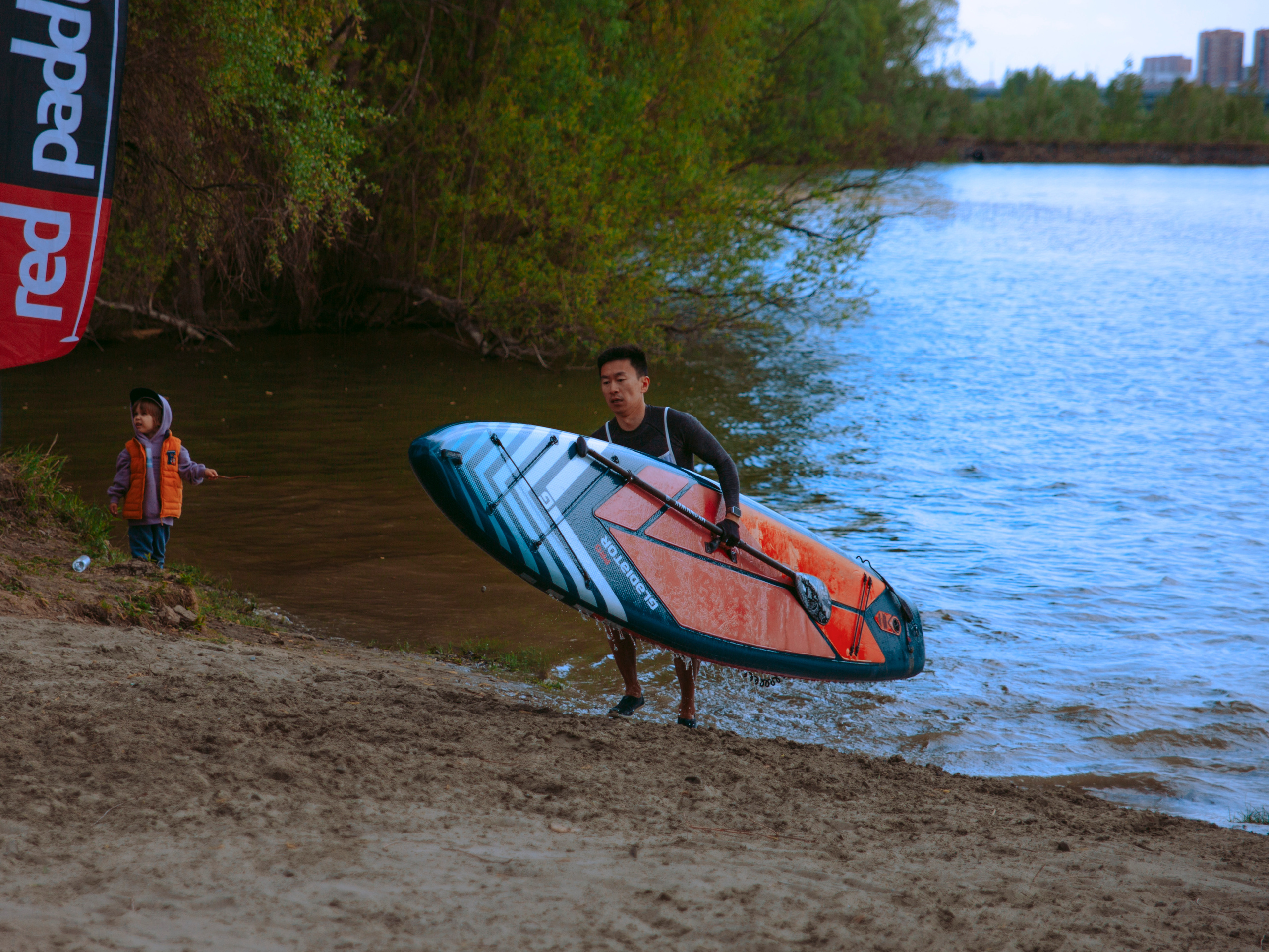 Мужчина несет сап.