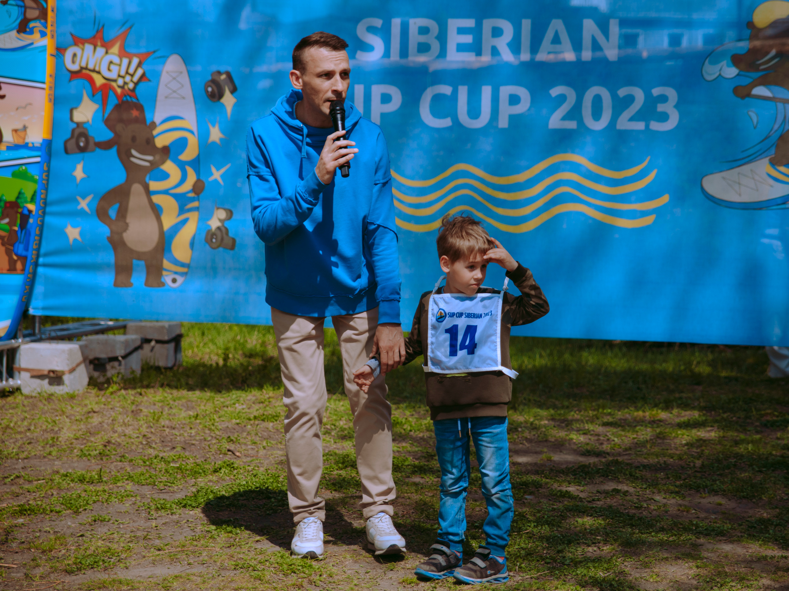 Ведущий объявляет в микрофон, что потерялся мальчик.