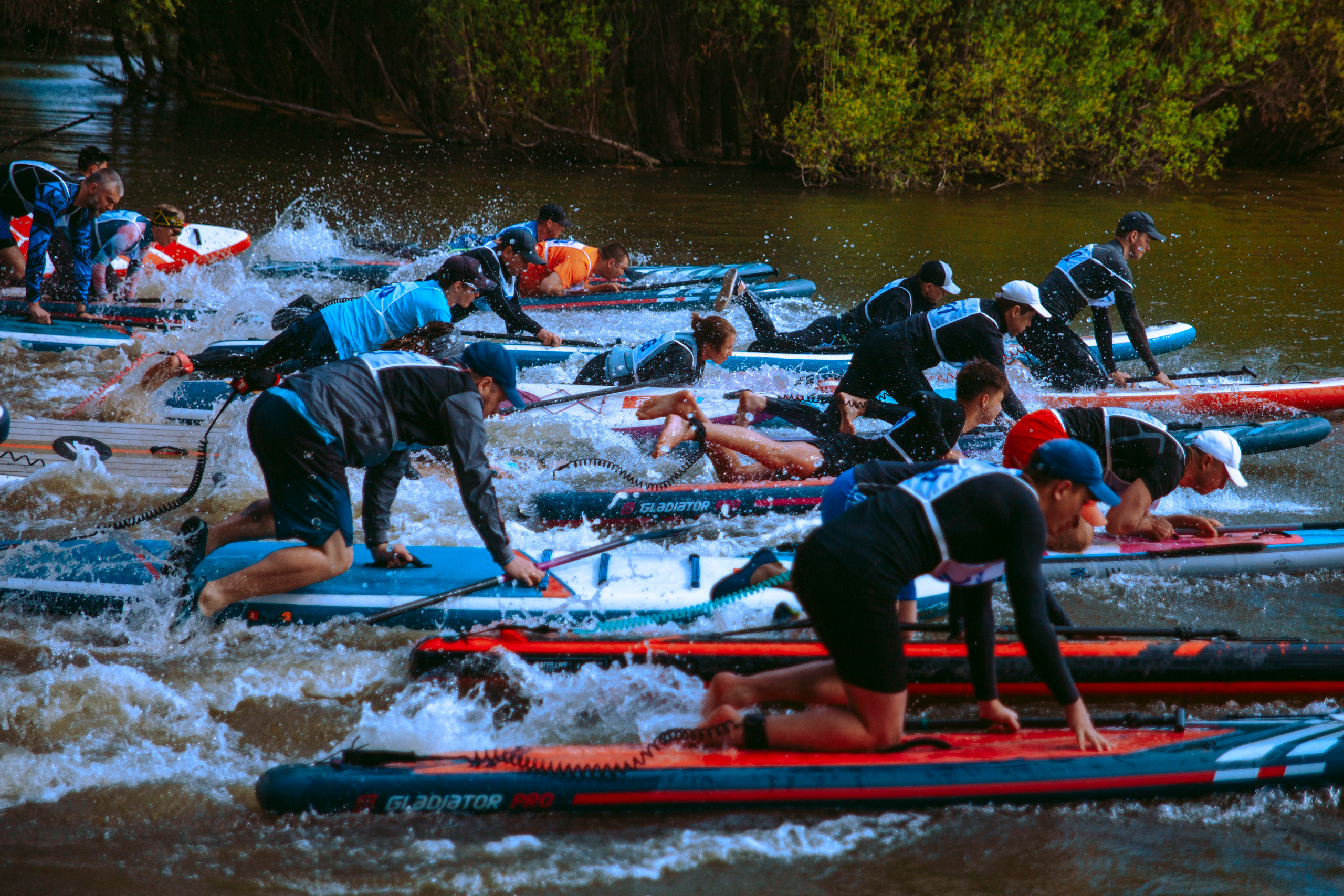 Массовый заплыв на соревнованиях по сапам в Новосибирске.
