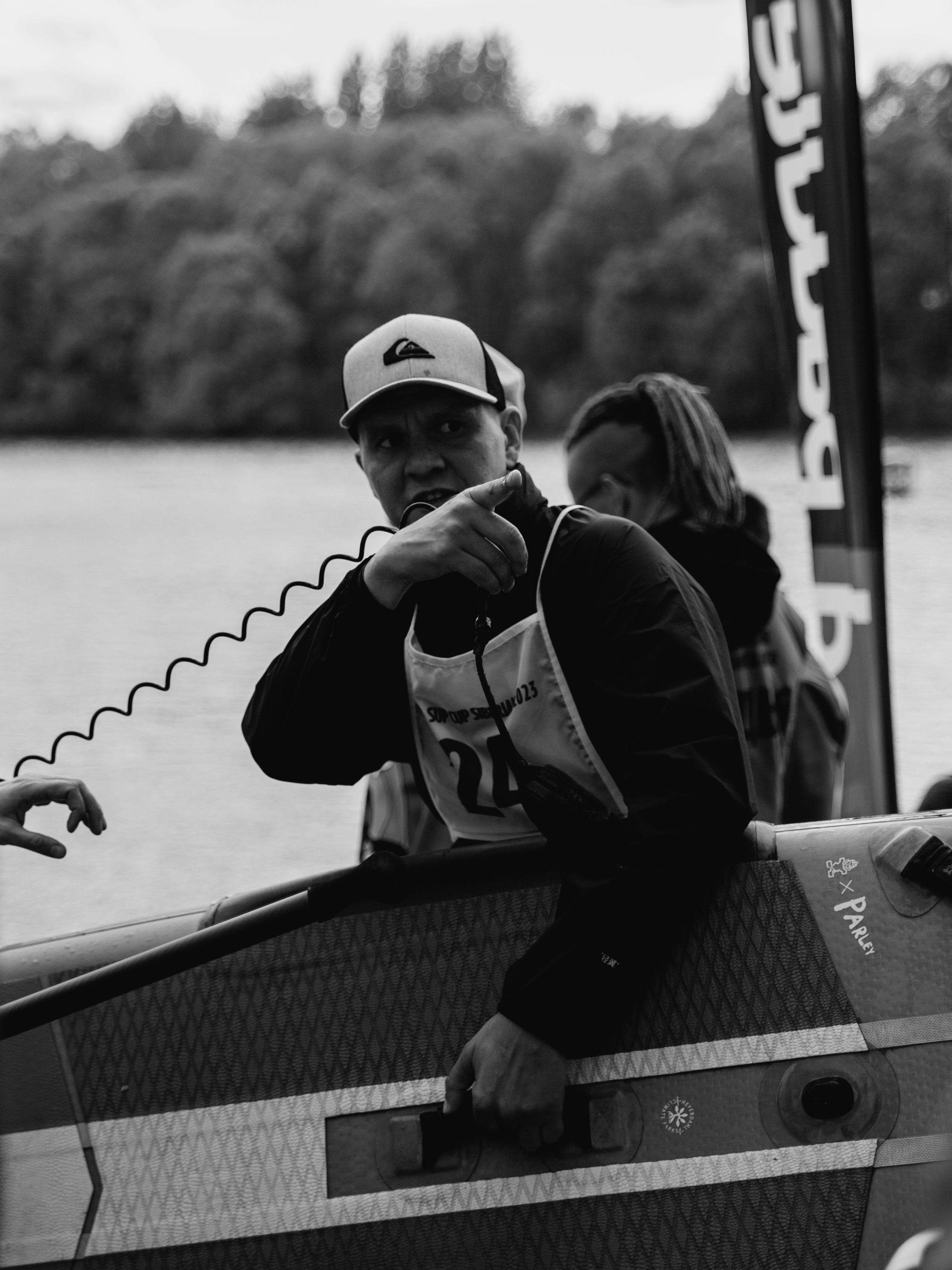 Серьезный мужчина показывает пальцем направление.