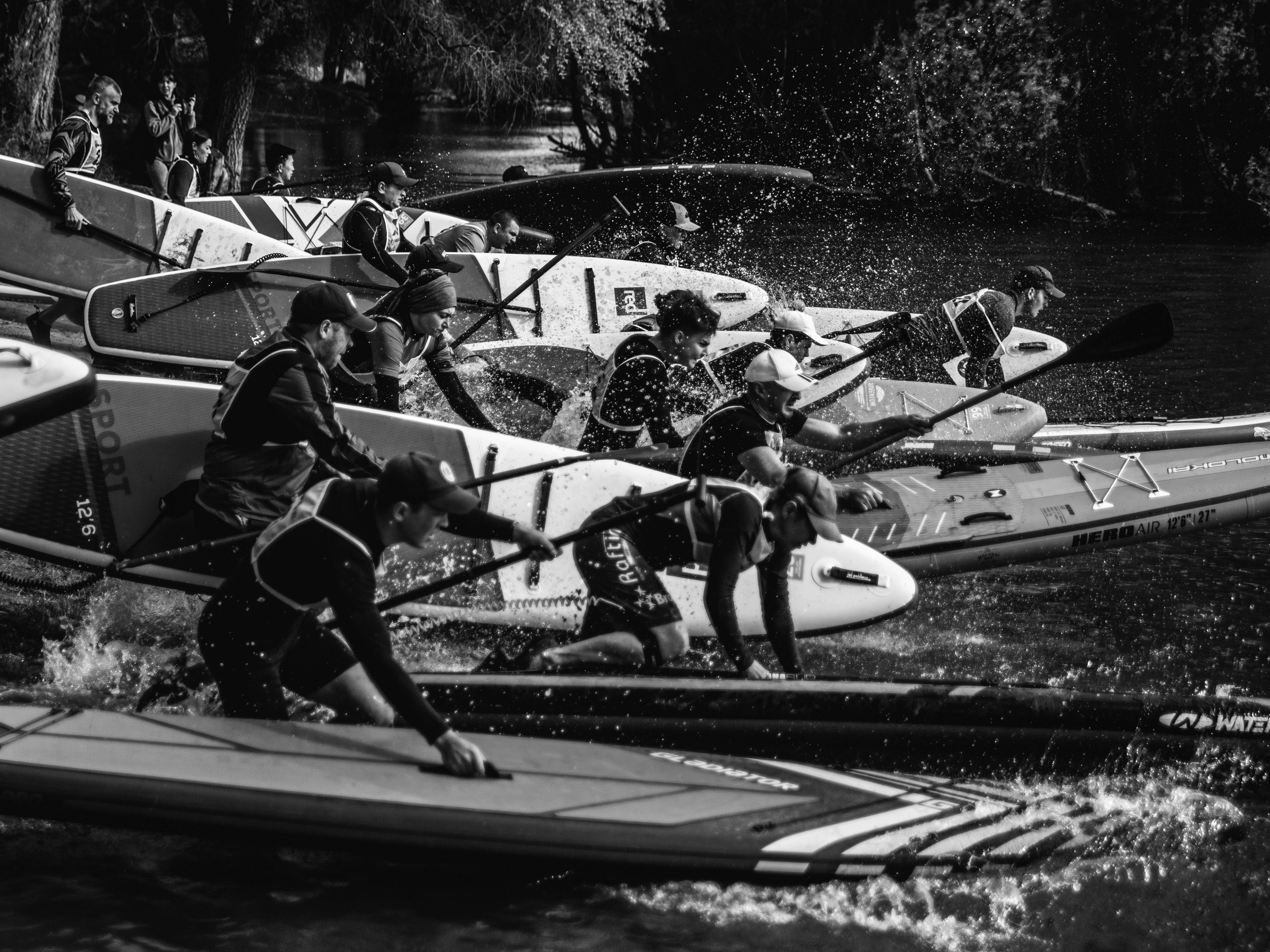 Массовый заплыв на соревнованиях по сапам в Новосибирске.