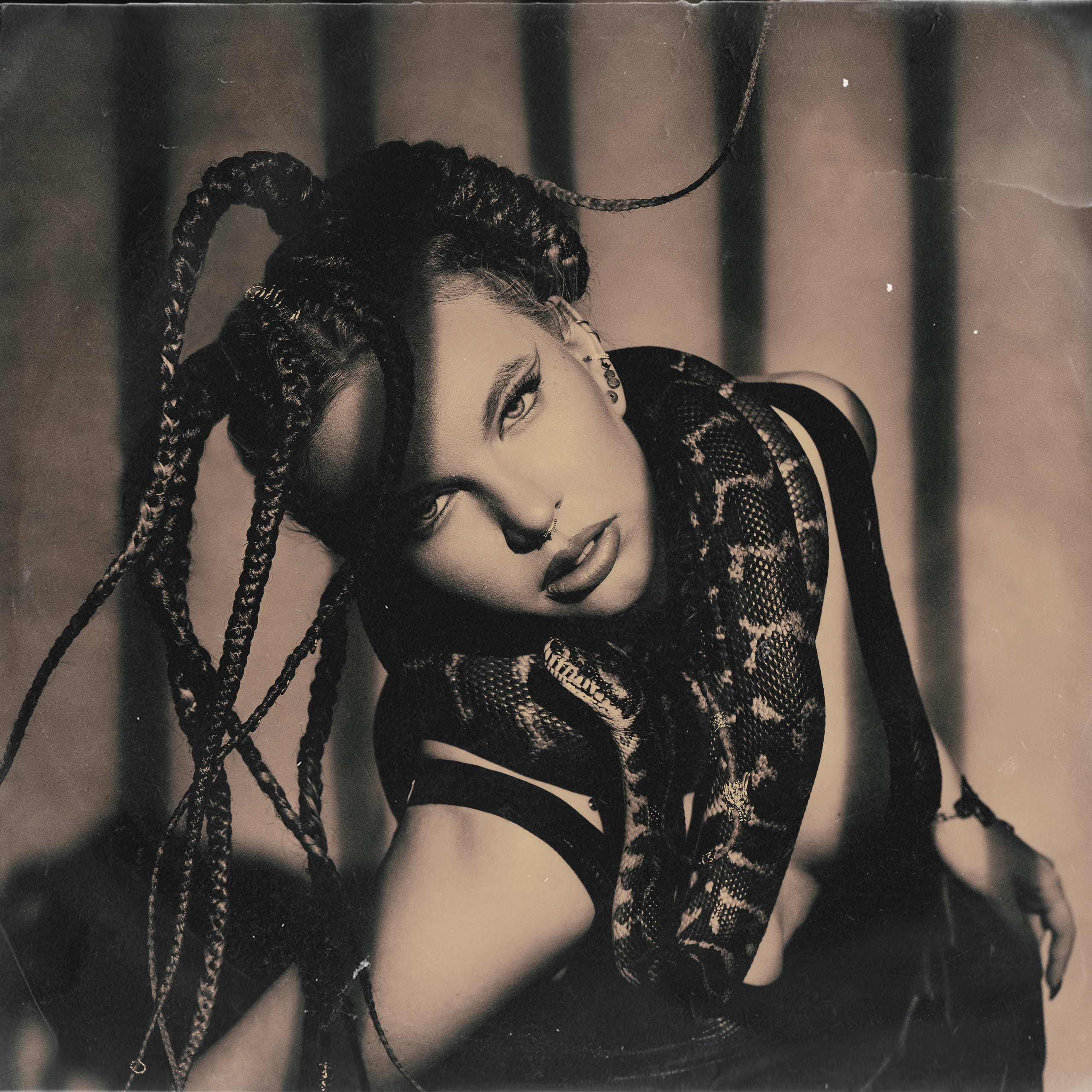 Ретро фото девушки Горгоны со змеей на шее.