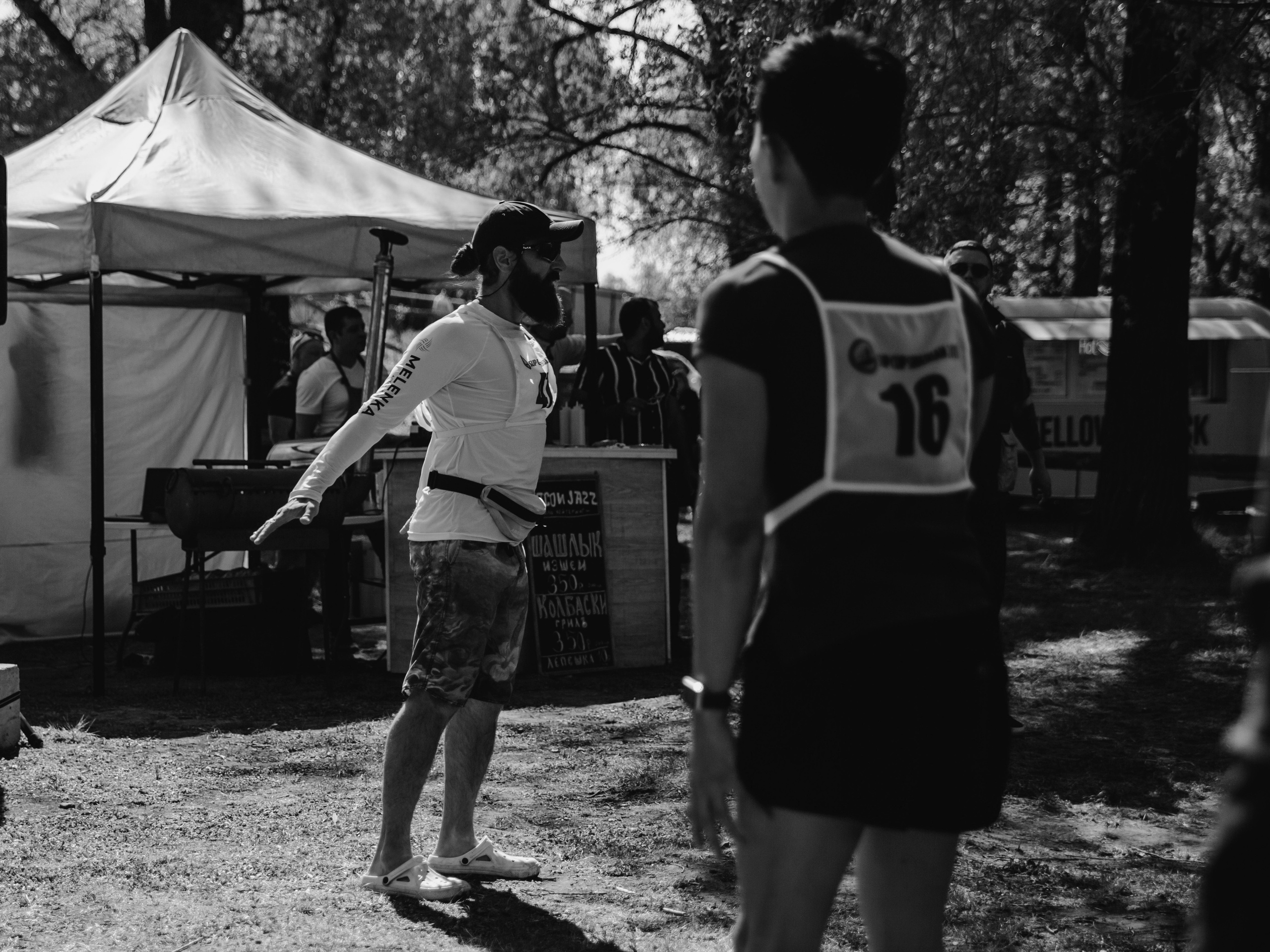 Зарядка на свежем воздухе в парке.