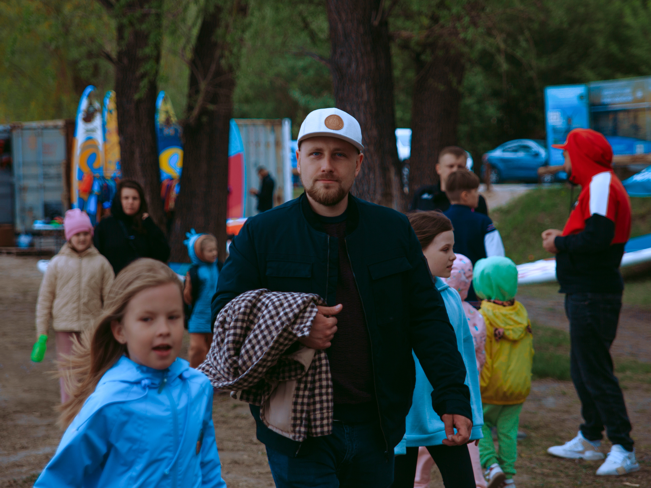 Репортажный портрет мужчины в кепке.