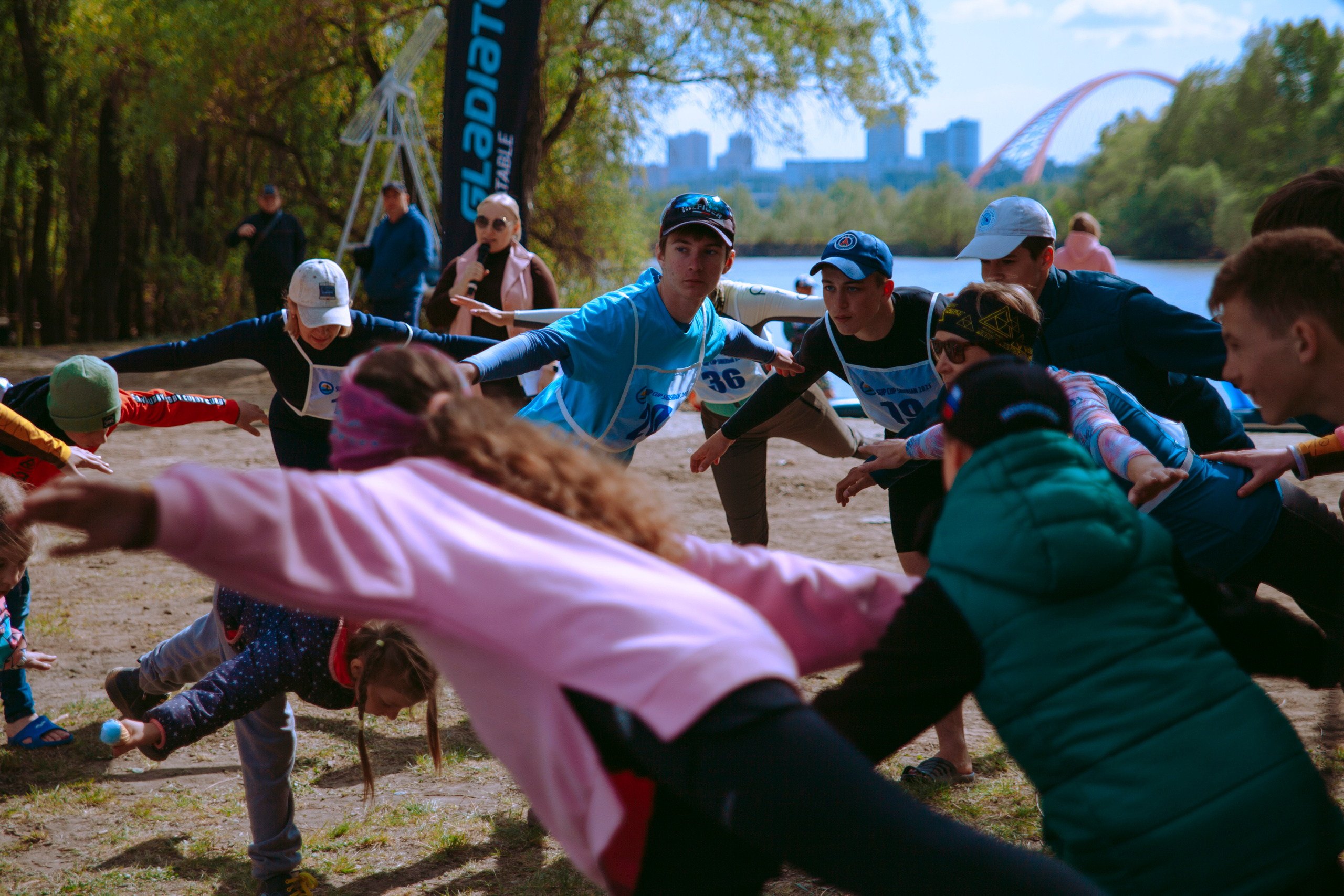 Групповая тренировка в парке.