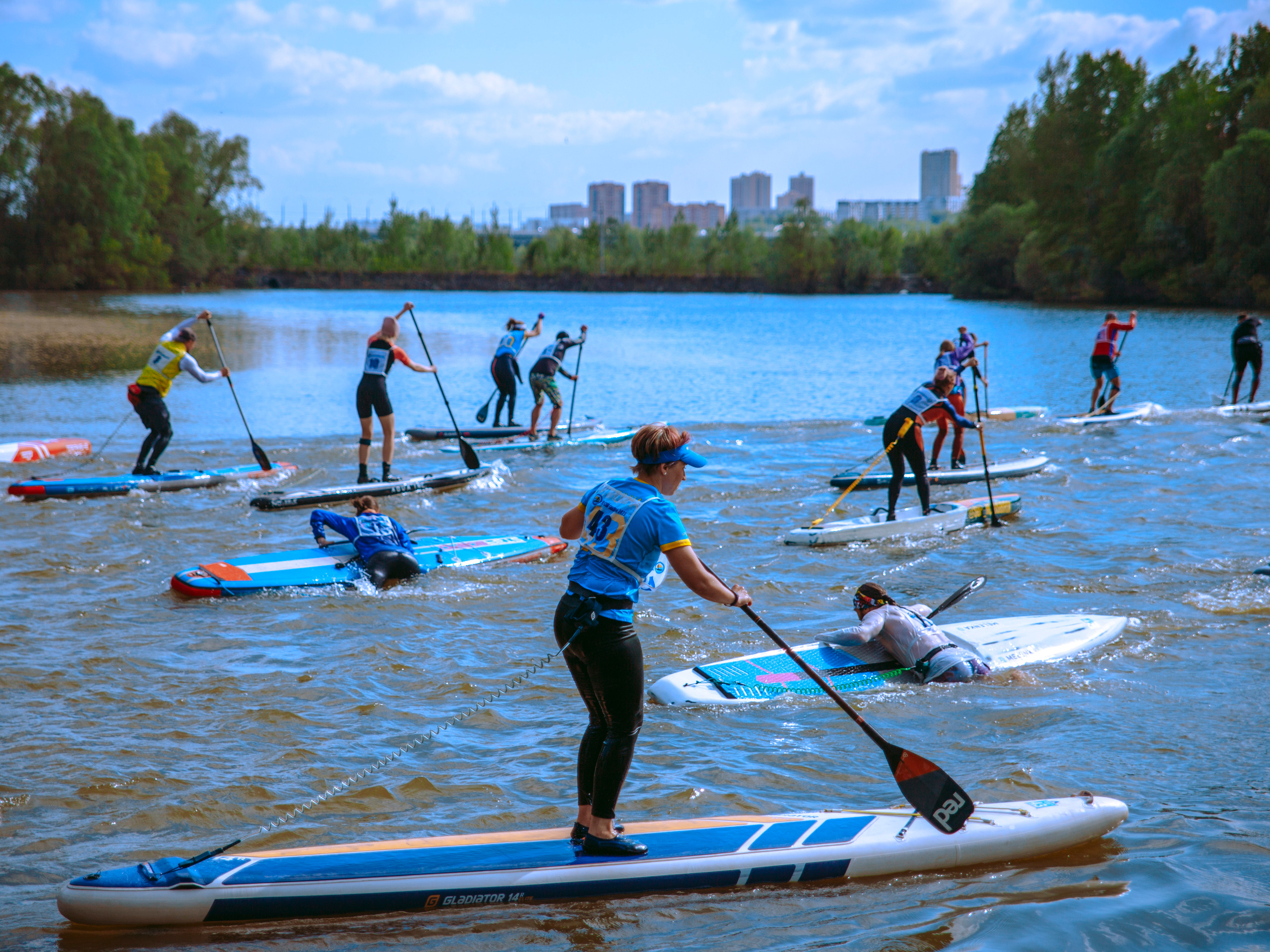 Массовый заплыв на соревнованиях по сапам в Новосибирске.