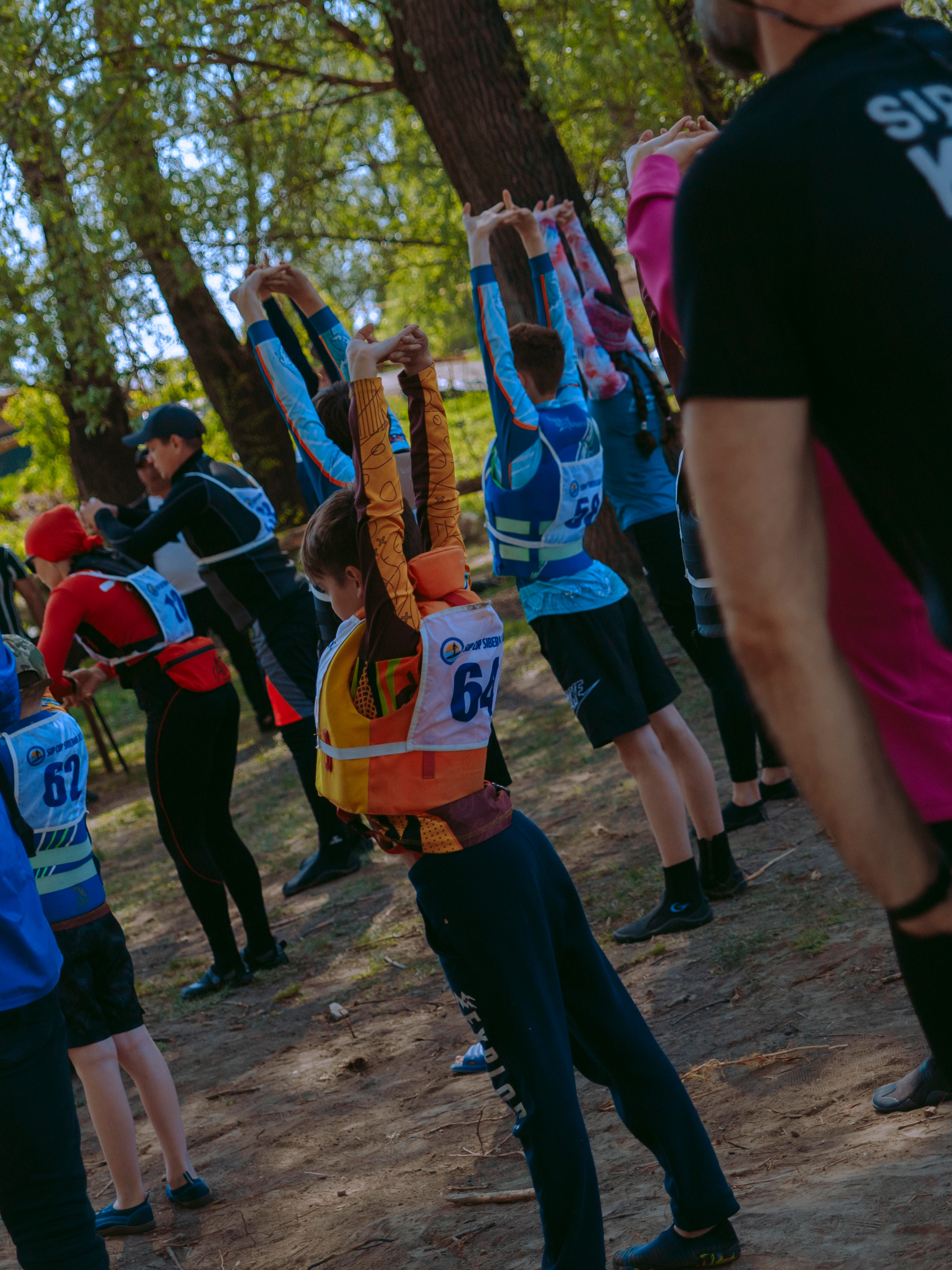 Зарядка на свежем воздухе в парке.
