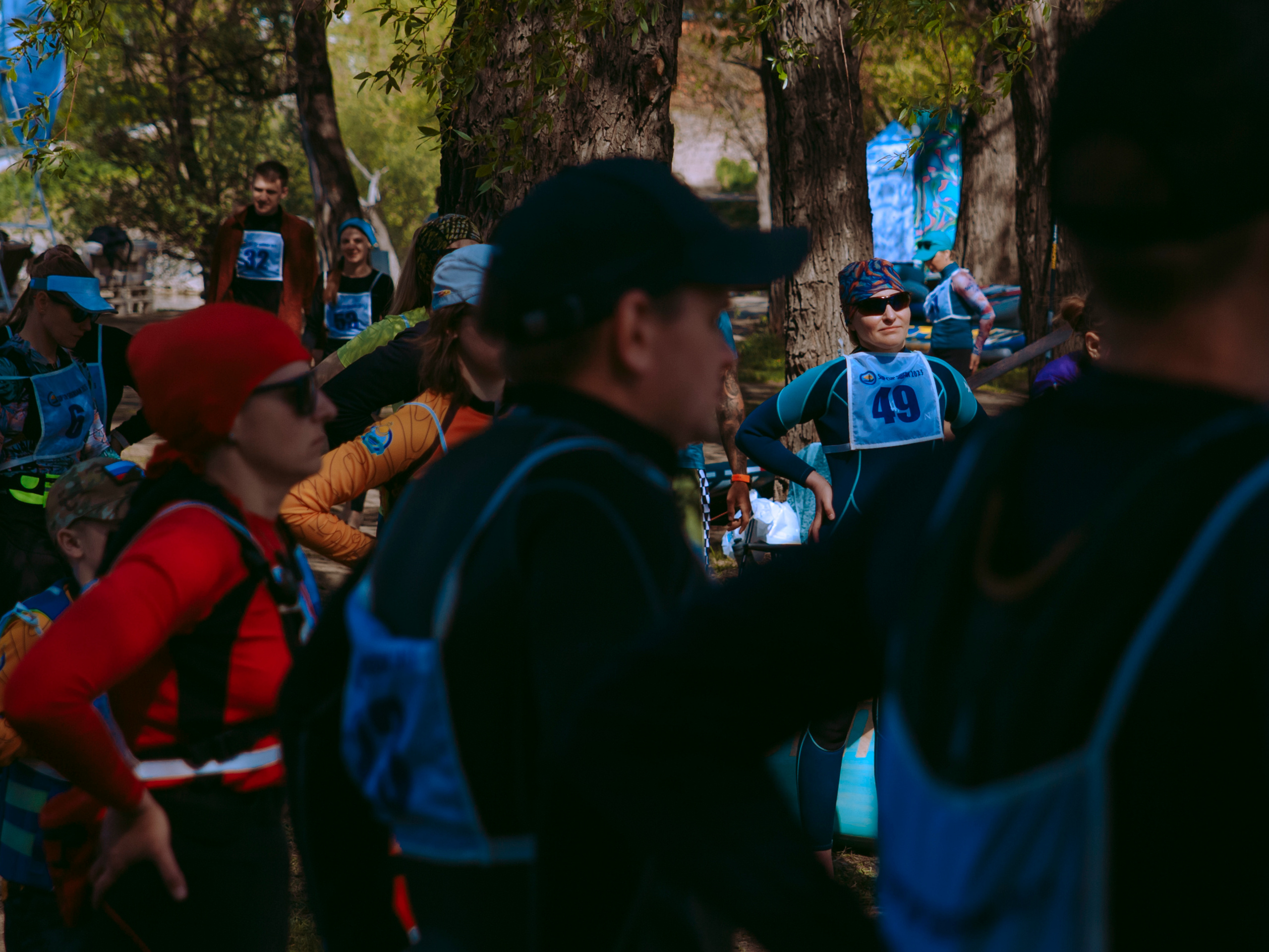 Зарядка на свежем воздухе в парке.