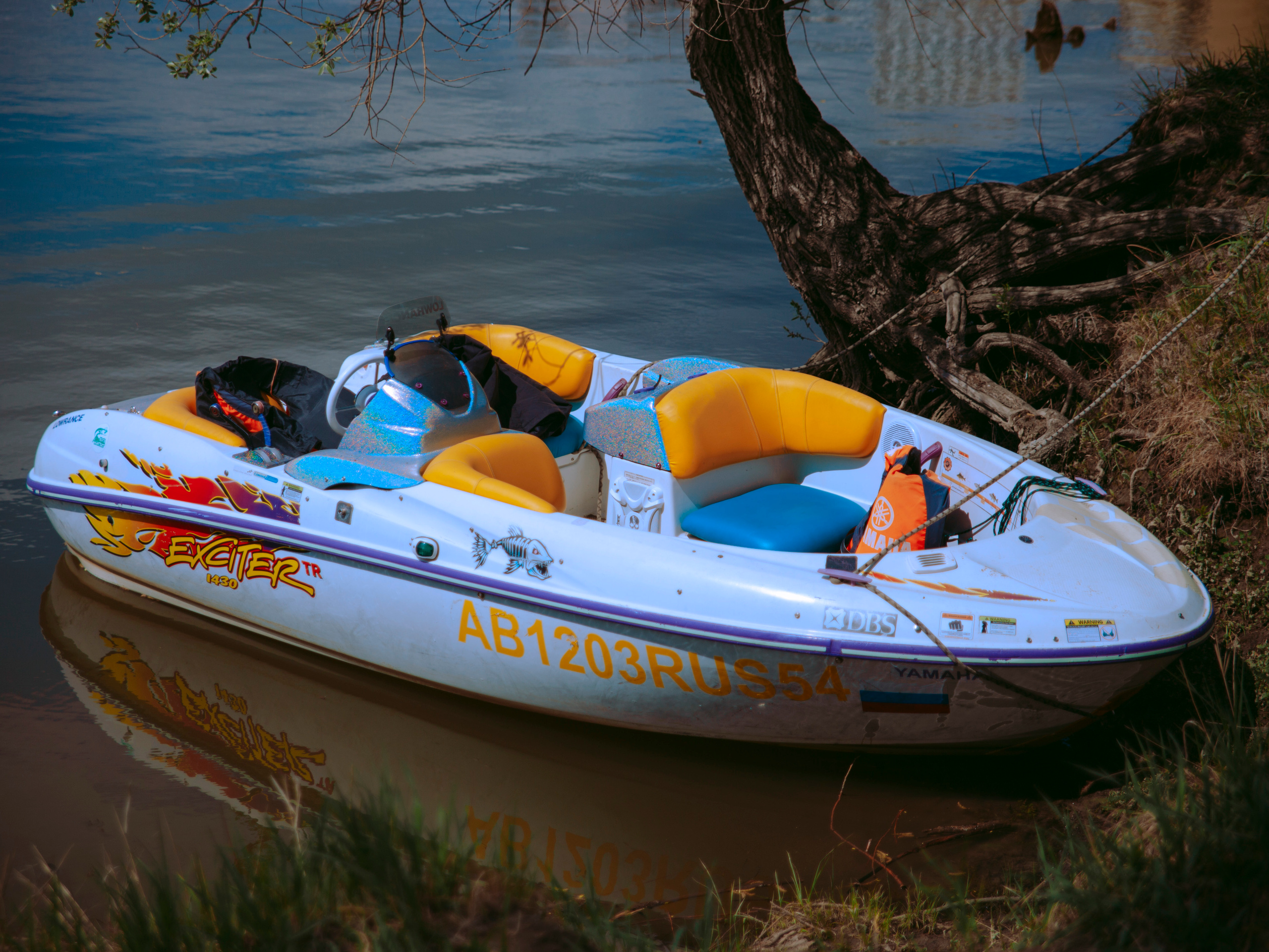 Яркая лодка на воде.