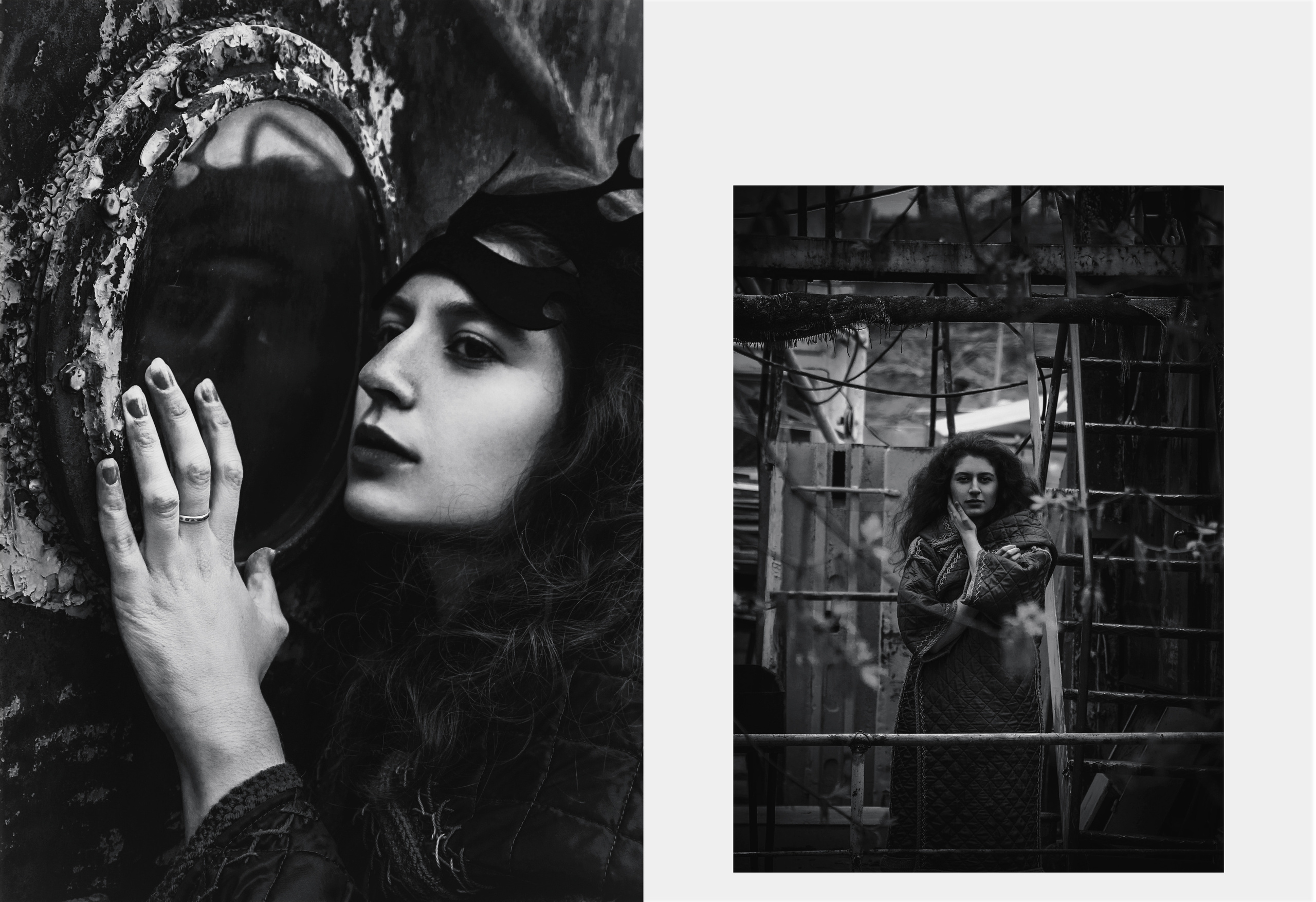 Черно-белое фото девушки в маске на корабле.