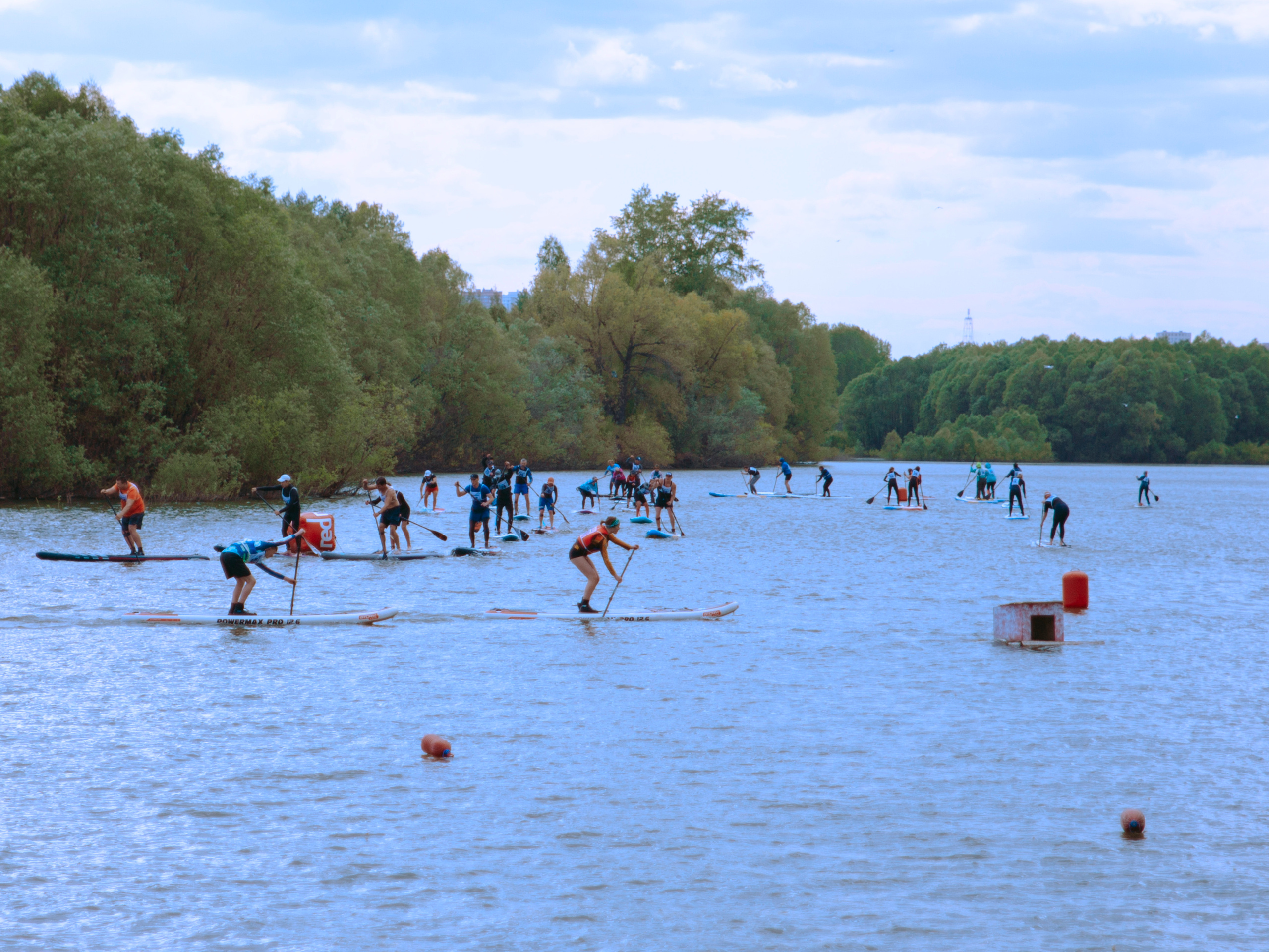 Массовый заплыв на соревнованиях по сапам в Новосибирске.