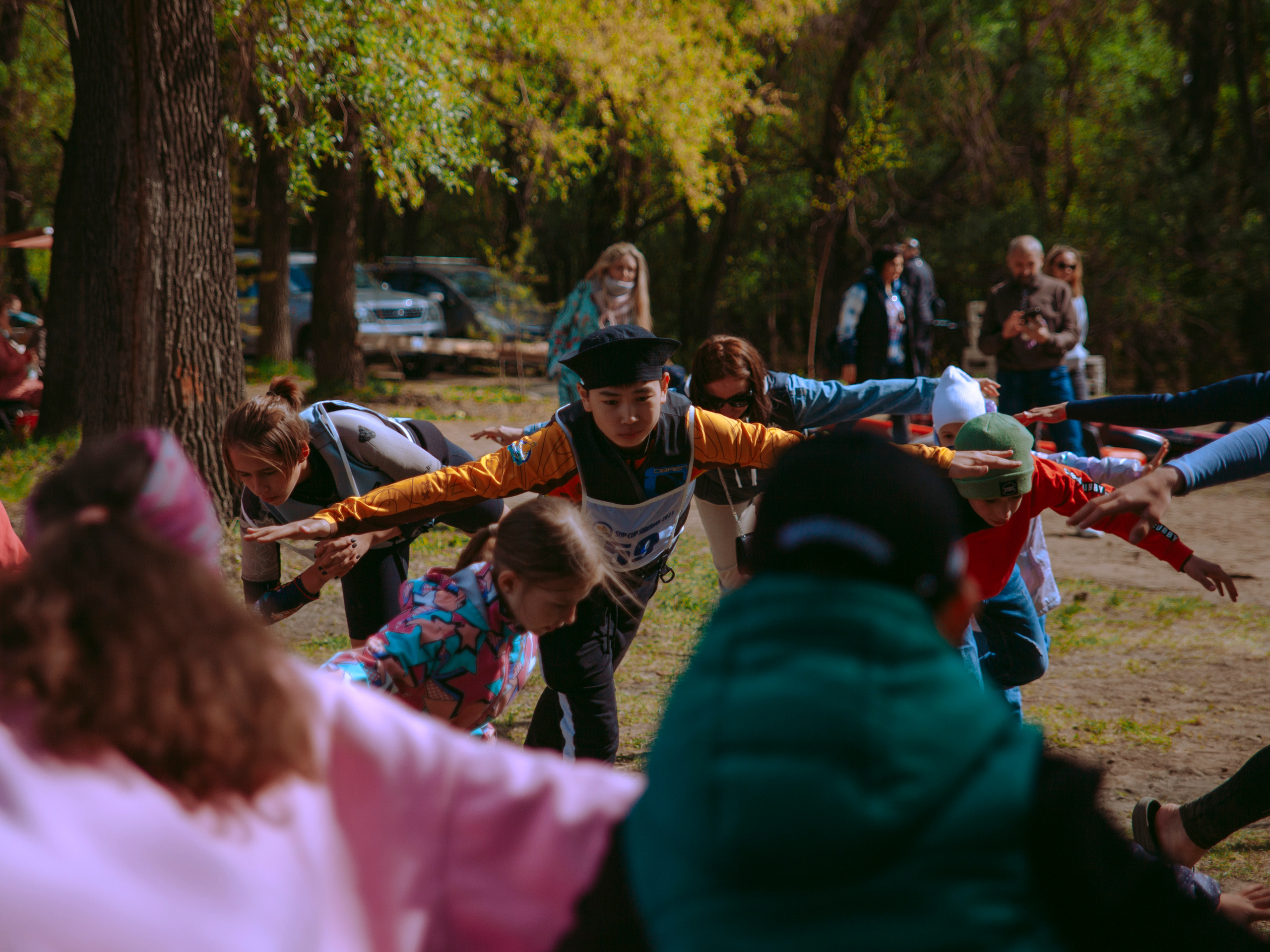 Мальчик делает ласточку.