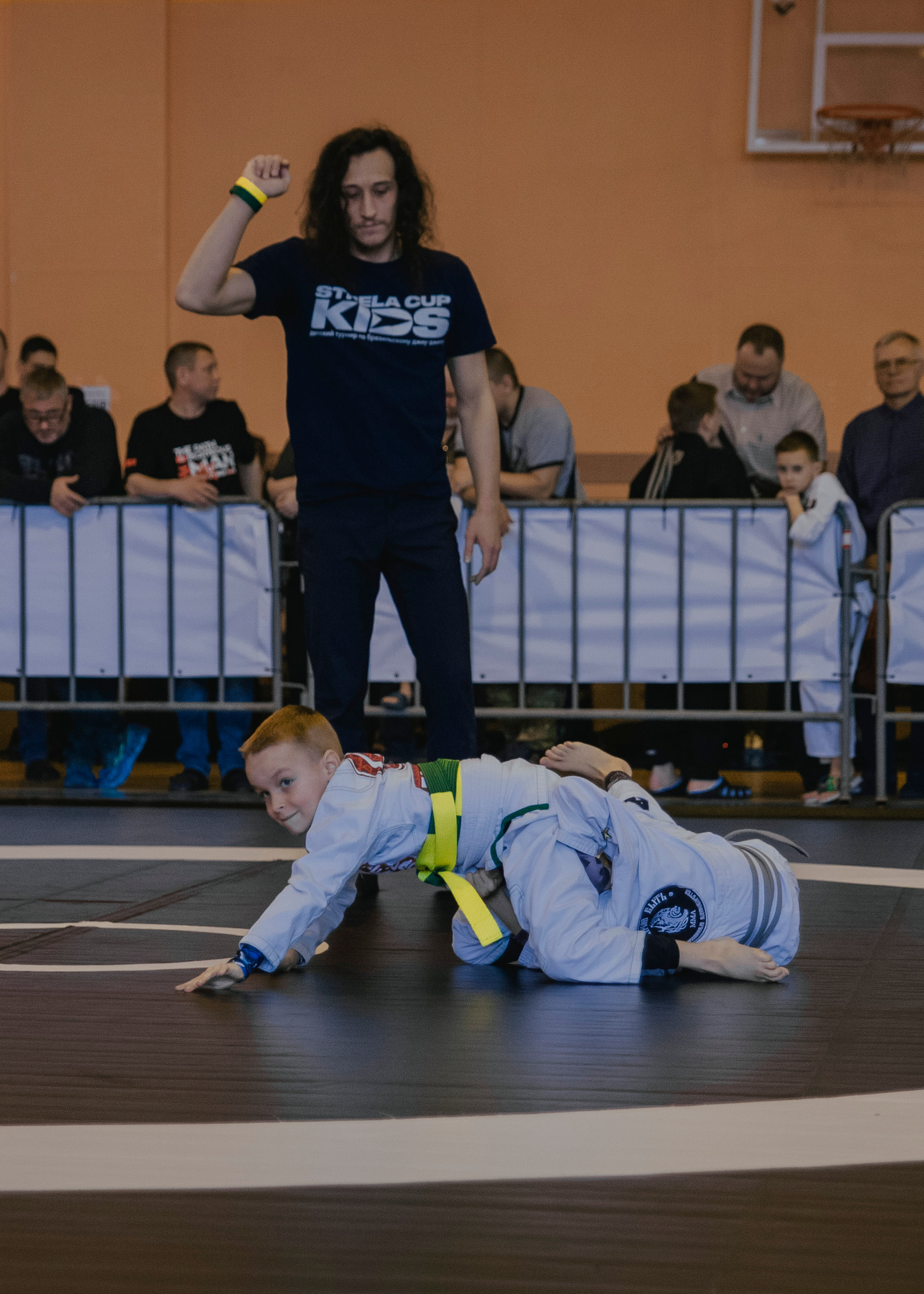 Борьба в кимоно gi на детском турнире по джиу-джитсу.