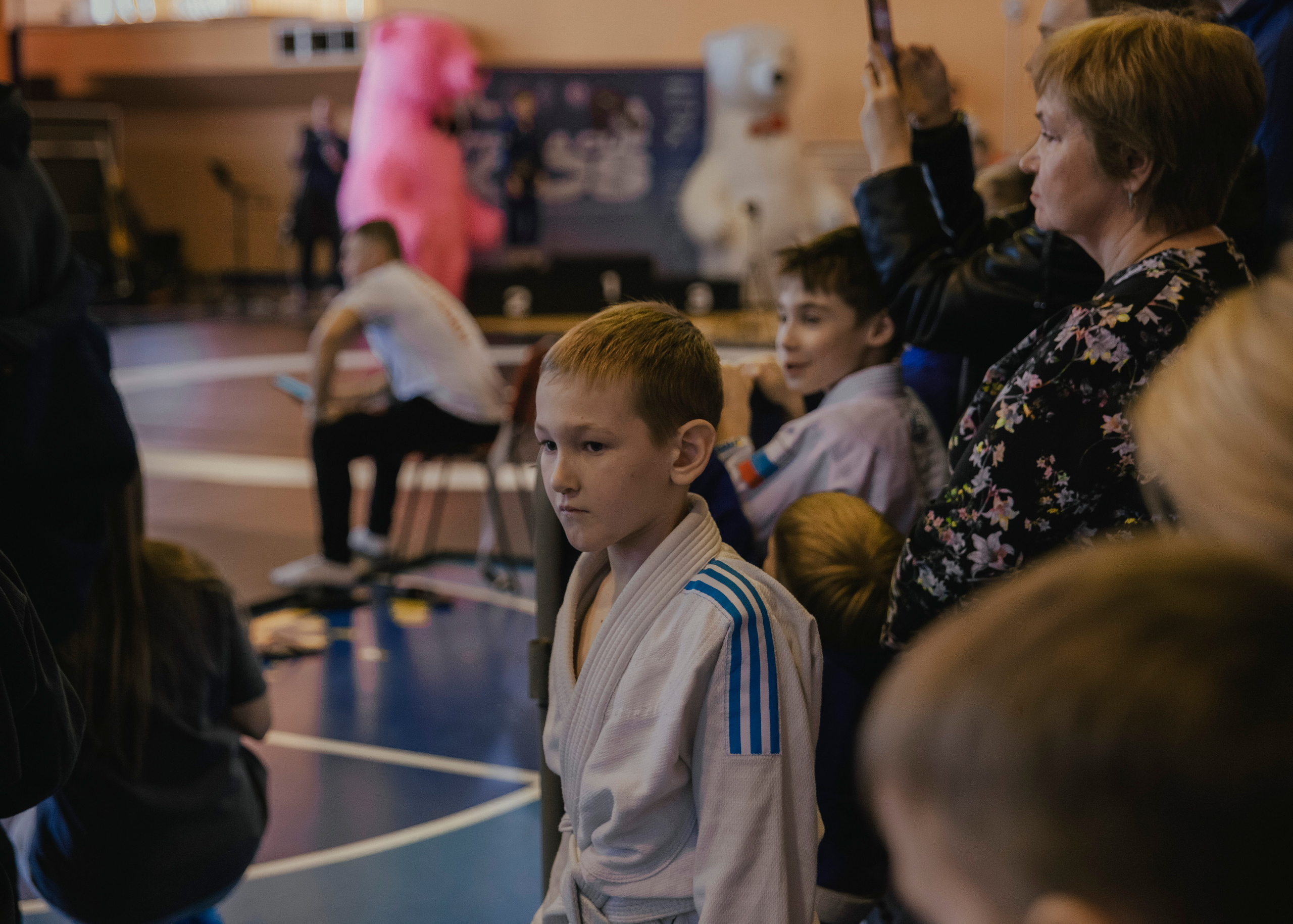 Зрители на детских спортивных соревнованиях.