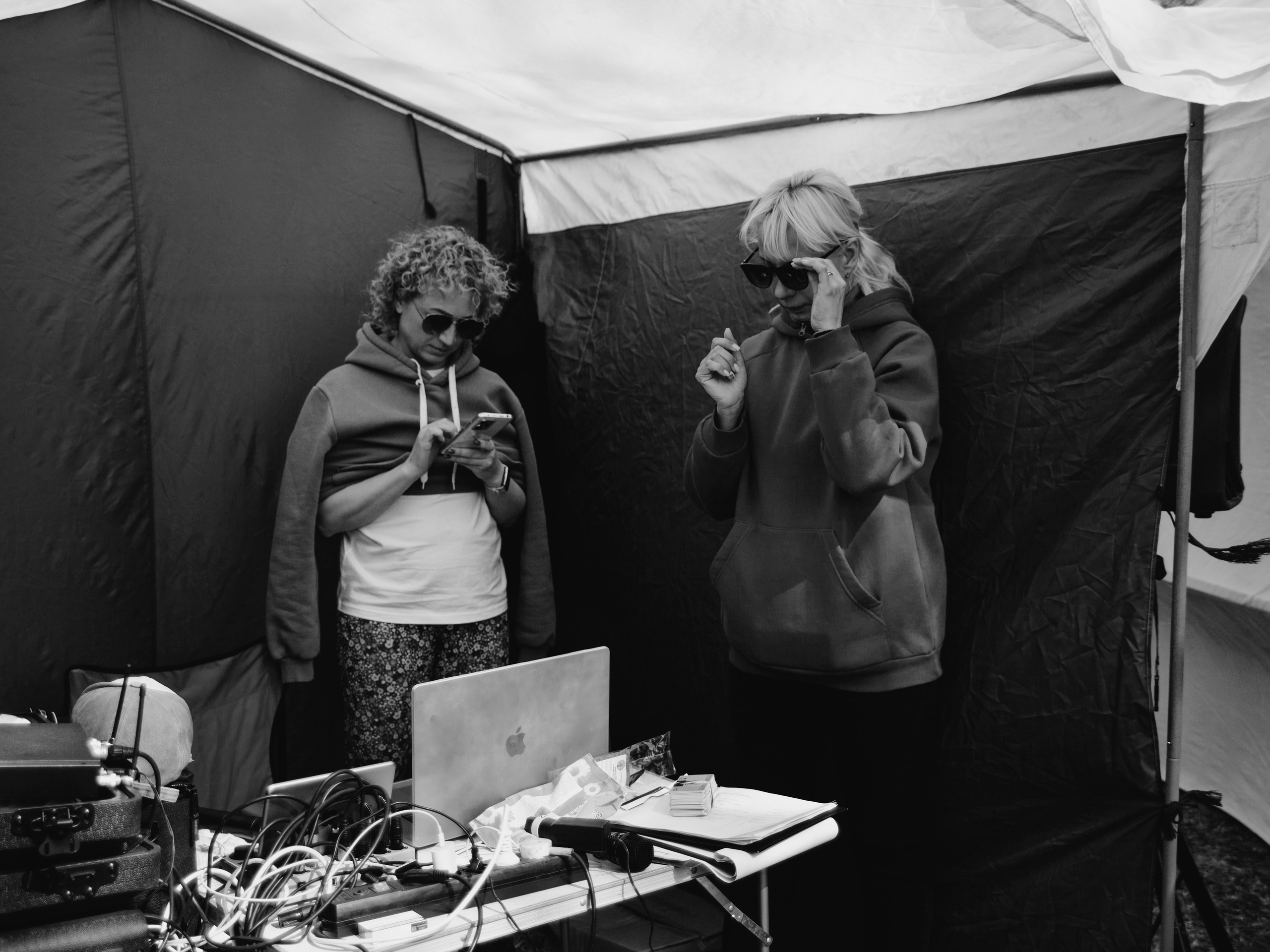 Две женщины в черных очках.