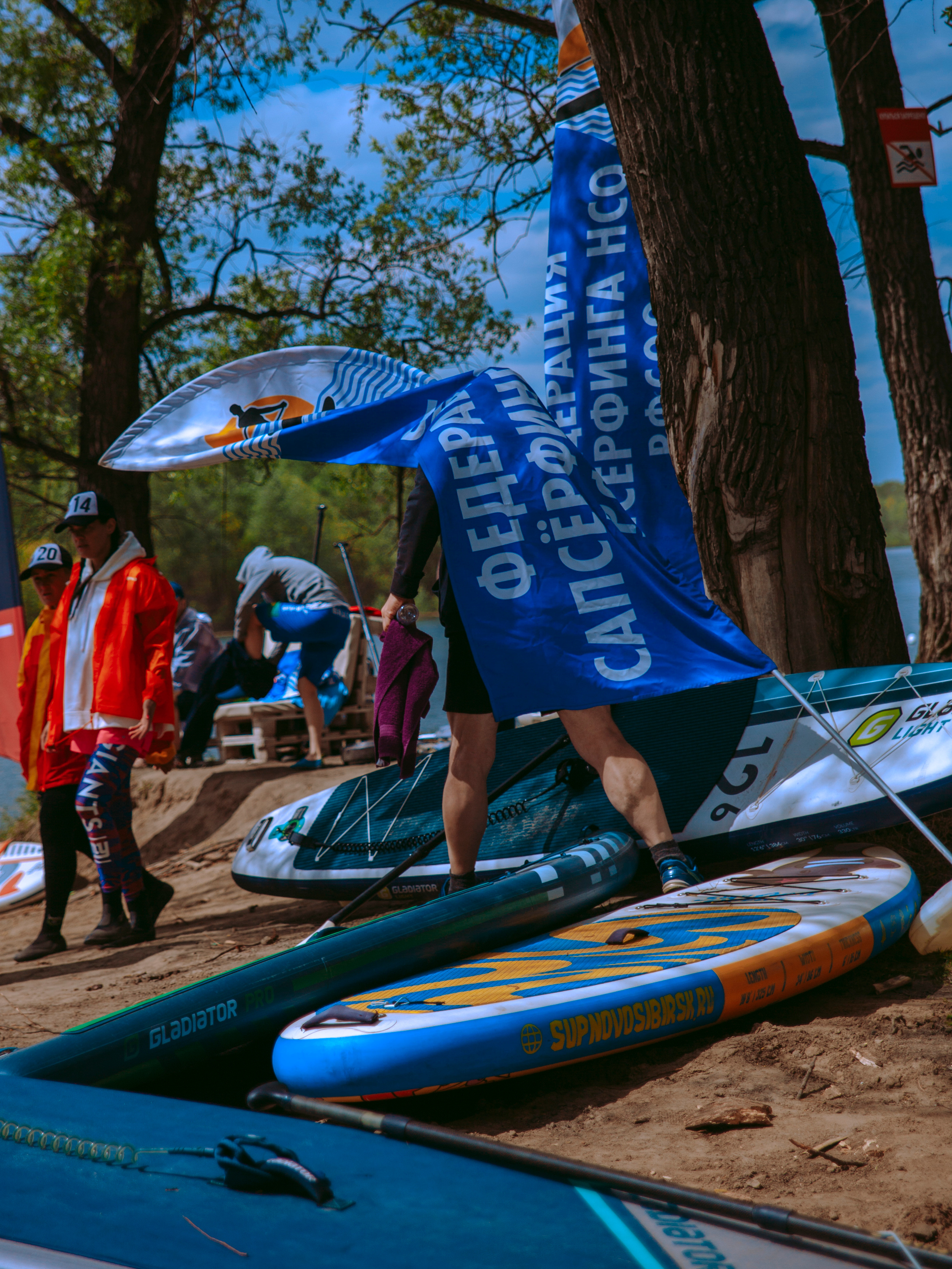 Соревнования и фестиваль по sup-серфингу в Новосибирске.