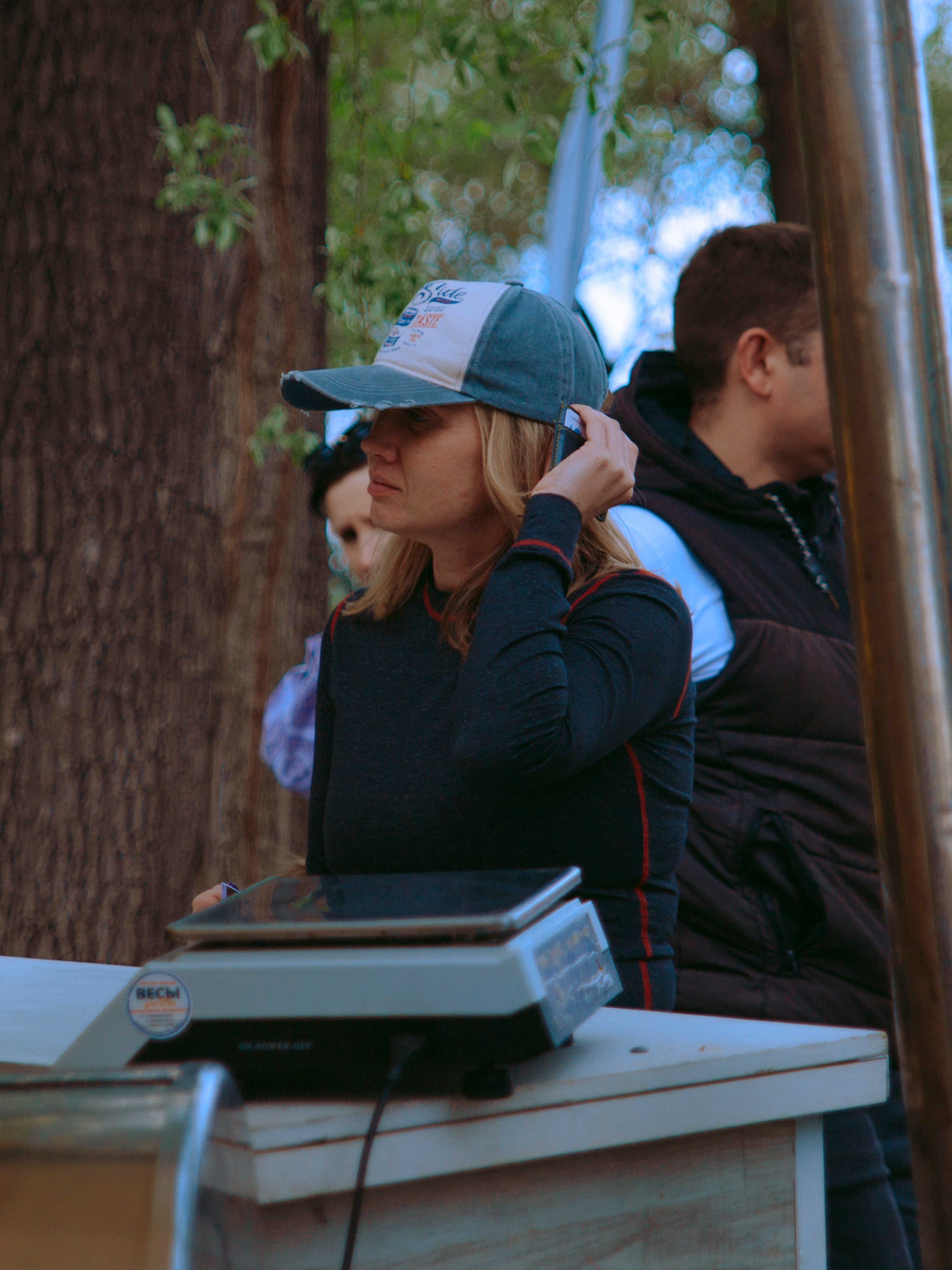 Задумчивая девушка в кепке.