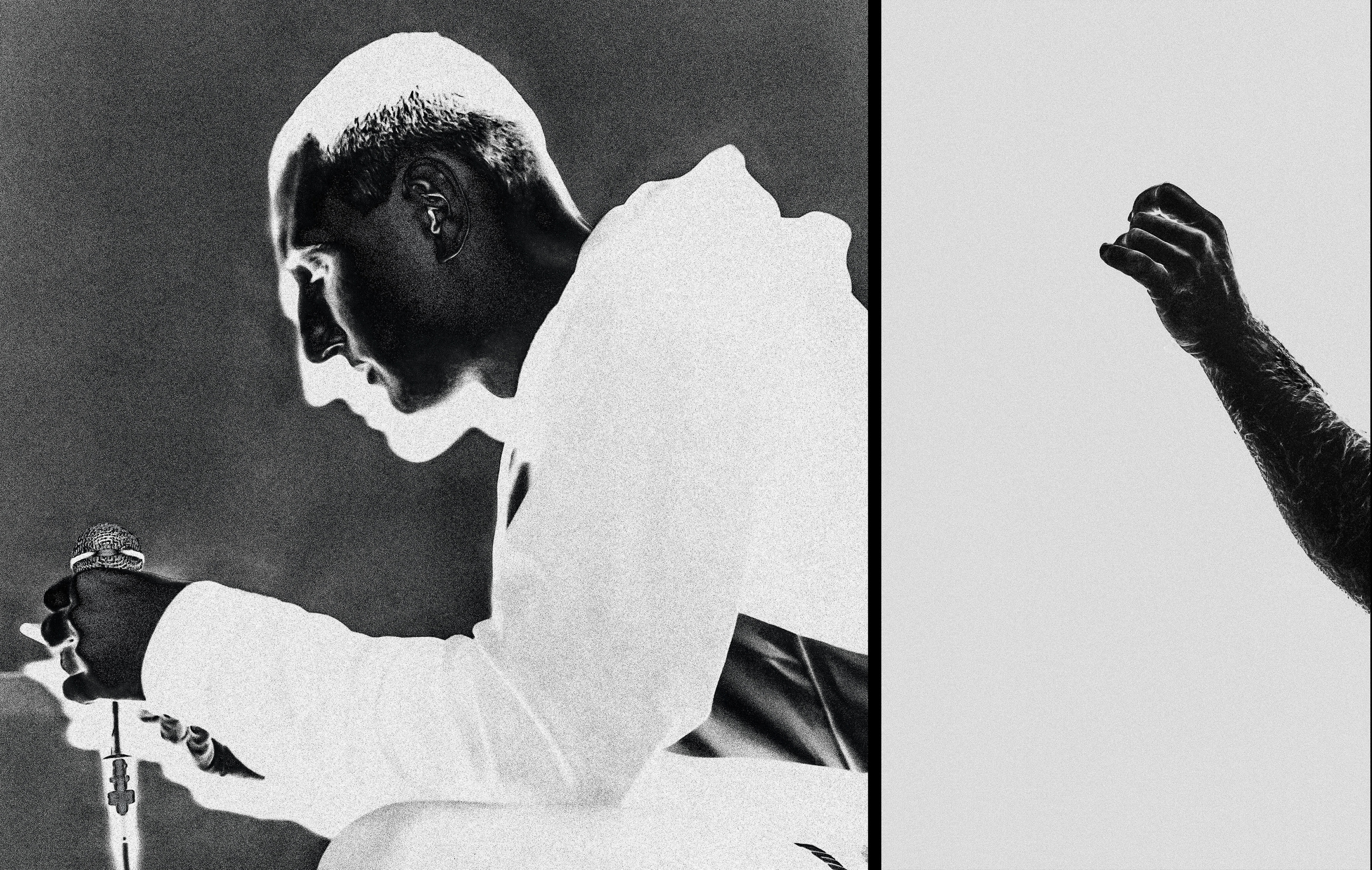 Парень держит в руках микрофон.