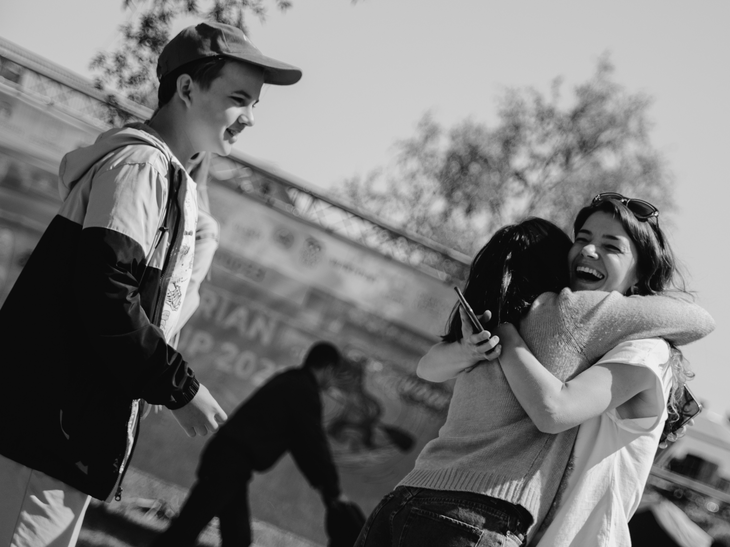 Люди радуются победе.