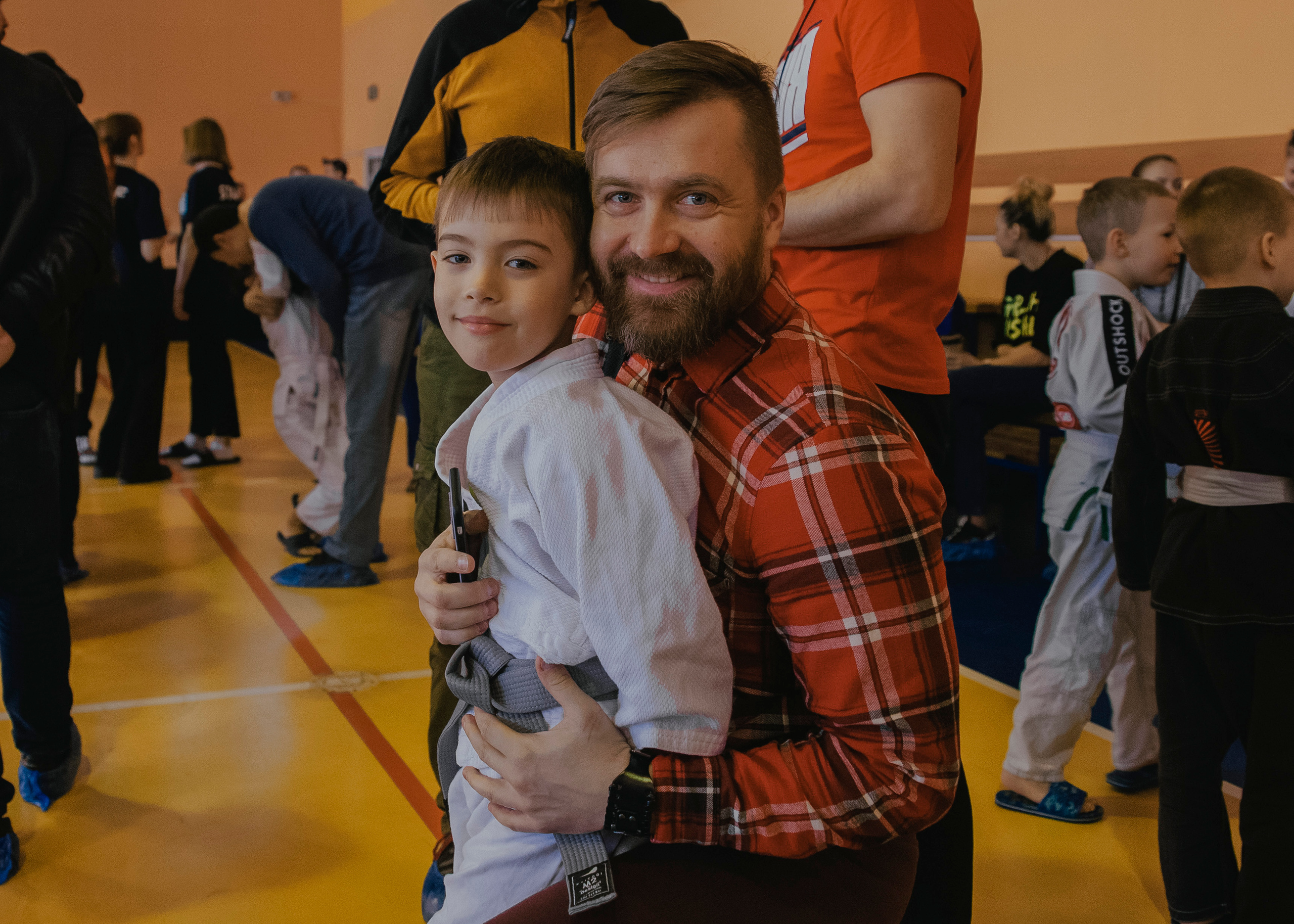 Папа и сын спортсмен на соревнованиях.