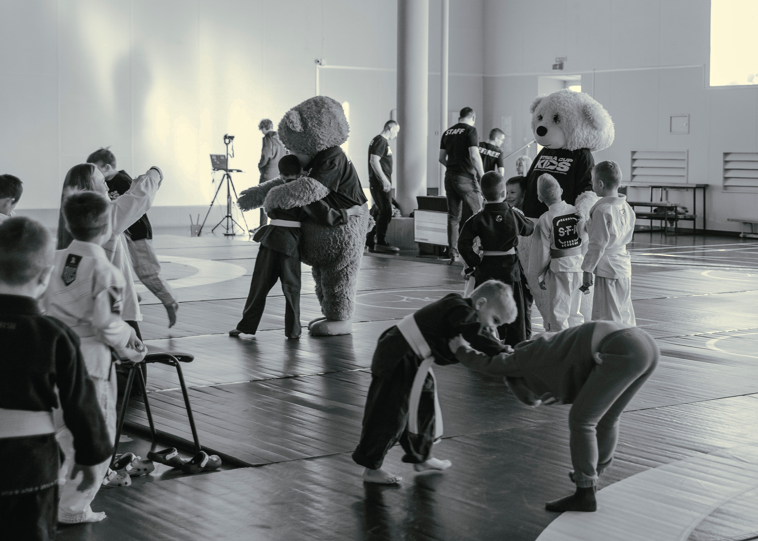 Дети и маскоты.