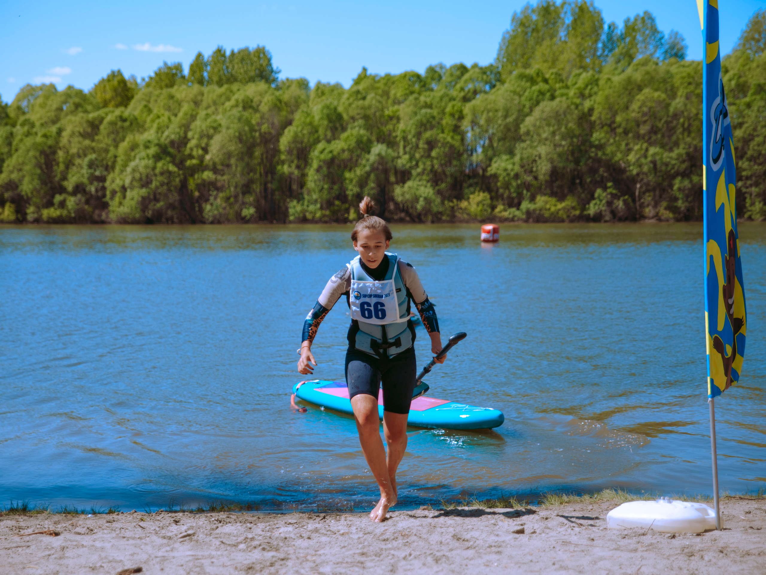 Девушка бежит к берегу.
