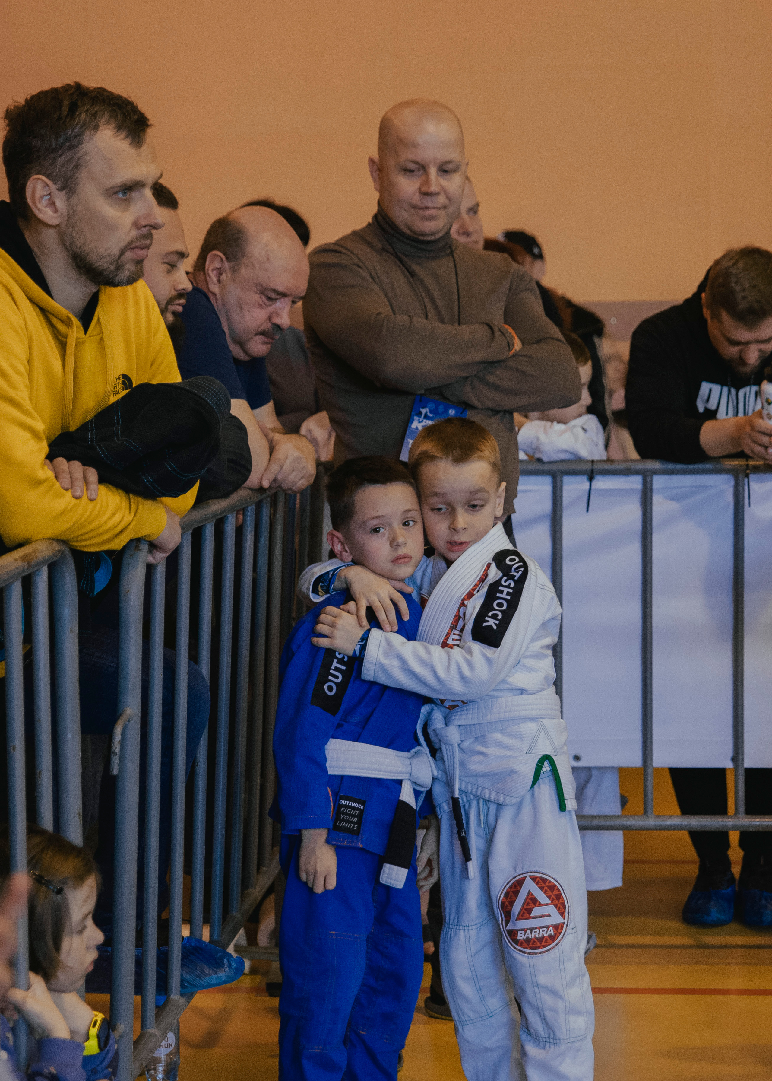 Спортсмены обнимаются на детском турнире по джиу-джитсу.