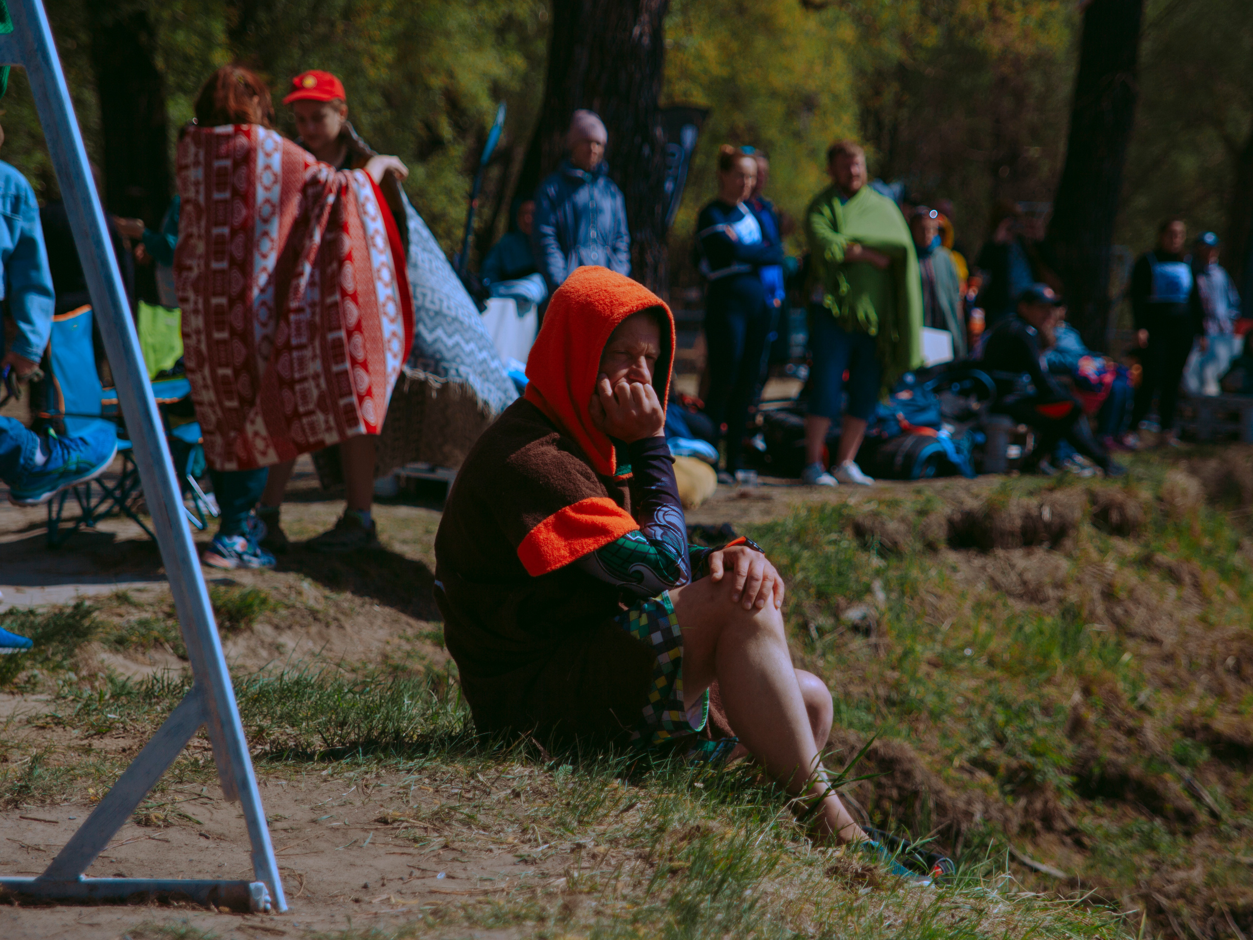 МУЖЧИНА В ПОНЧО НА БЕРЕГУ.