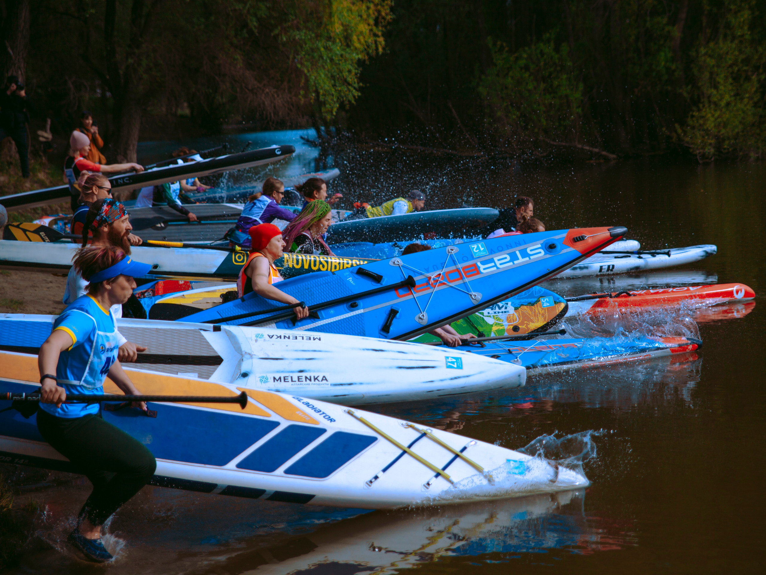 Массовый заплыв на соревнованиях по сапам в Новосибирске.