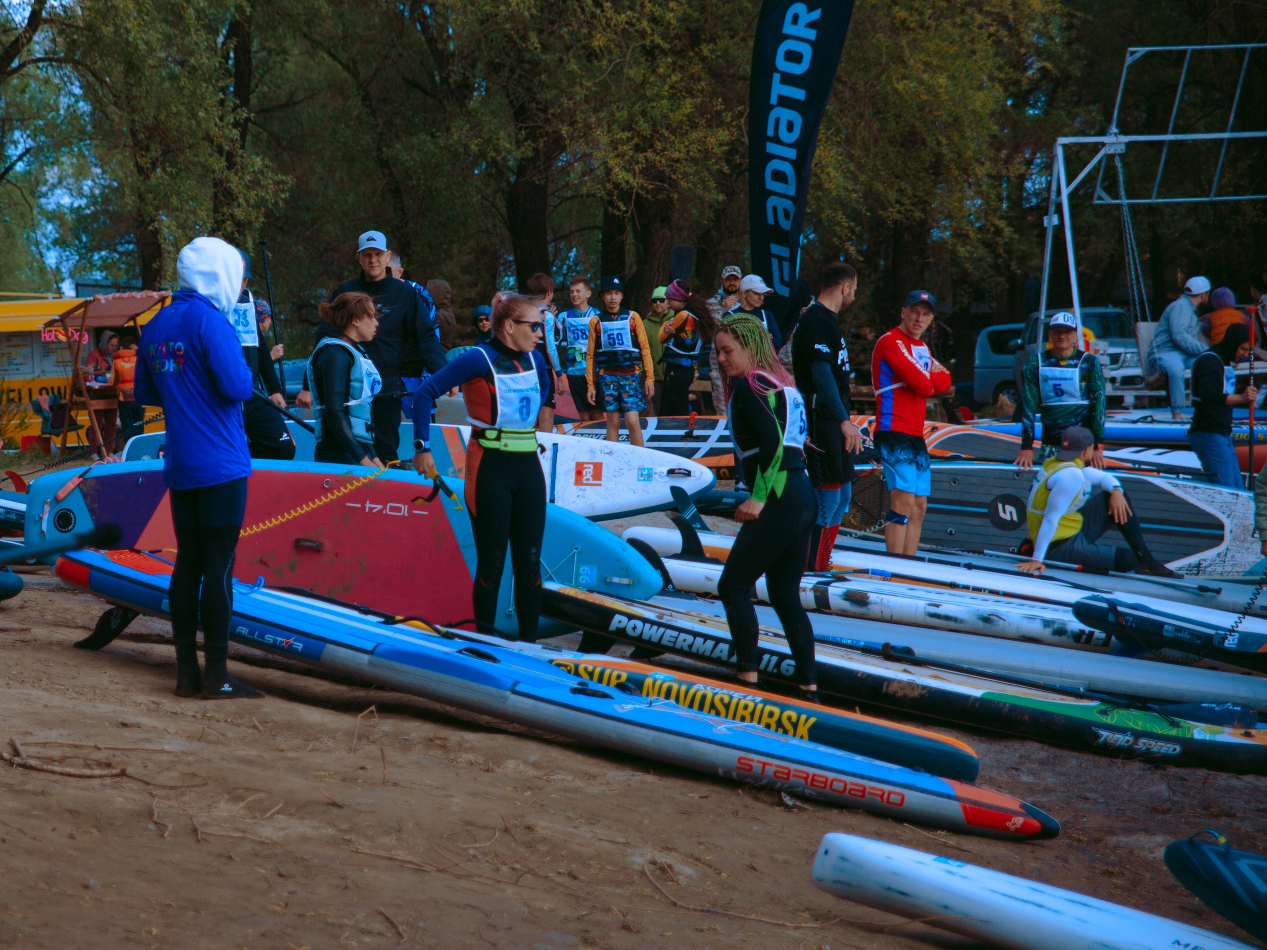 Массовый заплыв на соревнованиях по сапам в Новосибирске.