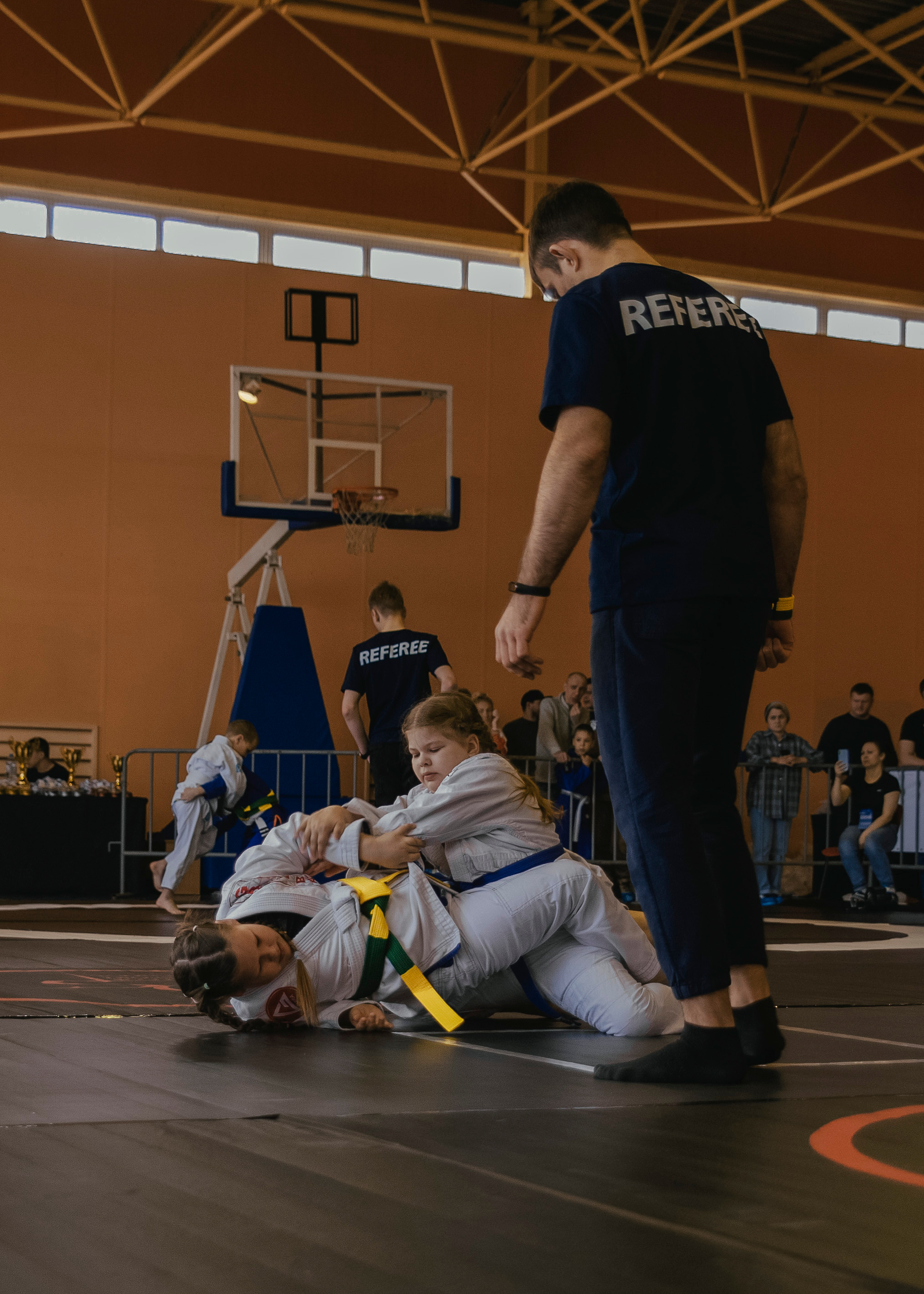 Борьба между девочками на детском турнире по джиу-джитсу.