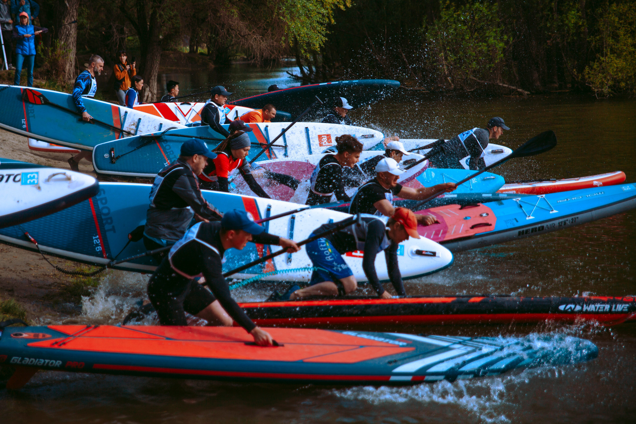 Массовый заплыв на соревнованиях по сапам в Новосибирске.