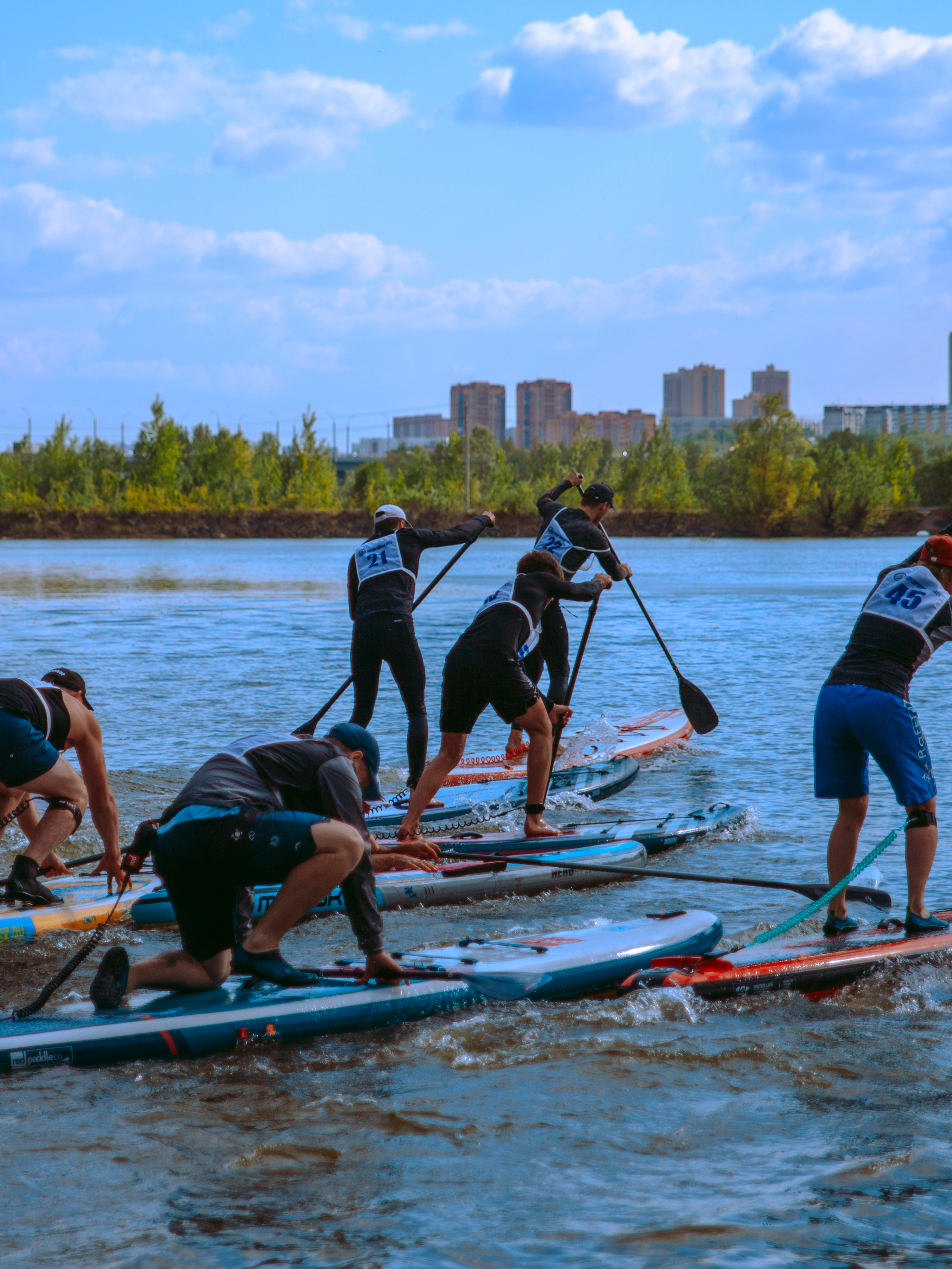 Массовый заплыв на соревнованиях по сапам в Новосибирске.