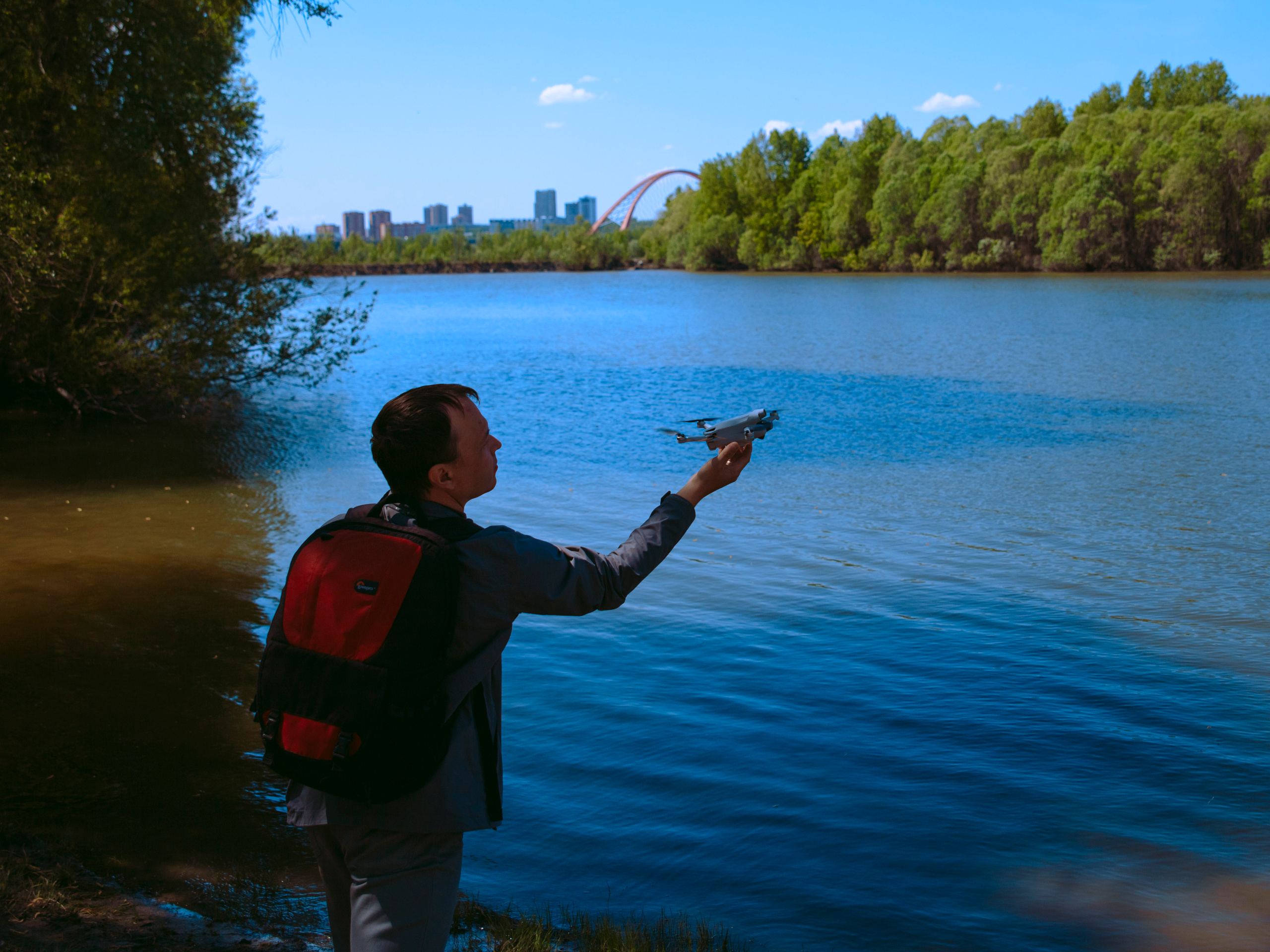Мужчина держит в руке квадрокоптер.