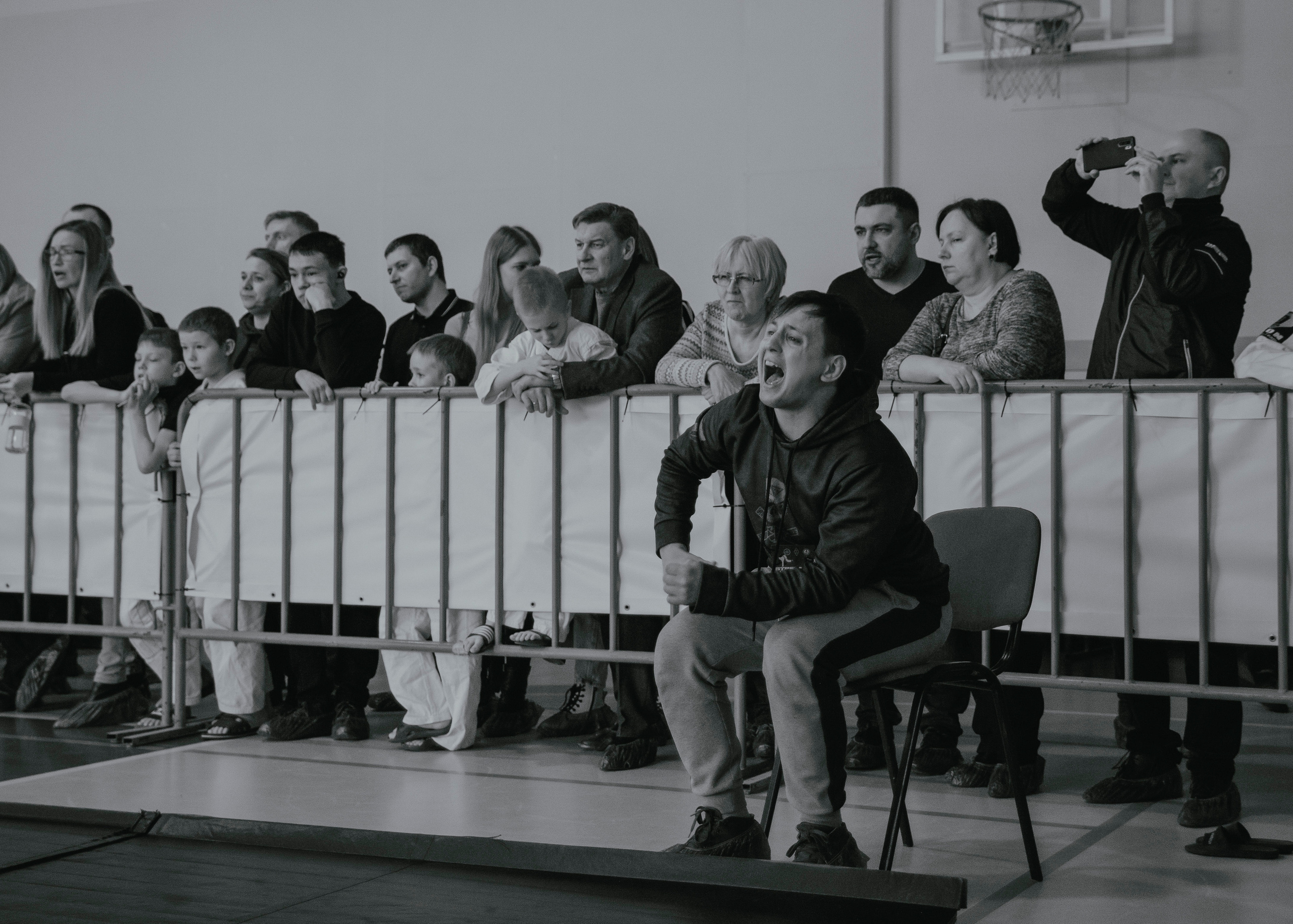 Секундант кричит на детском турнире по джиу-джитсу.