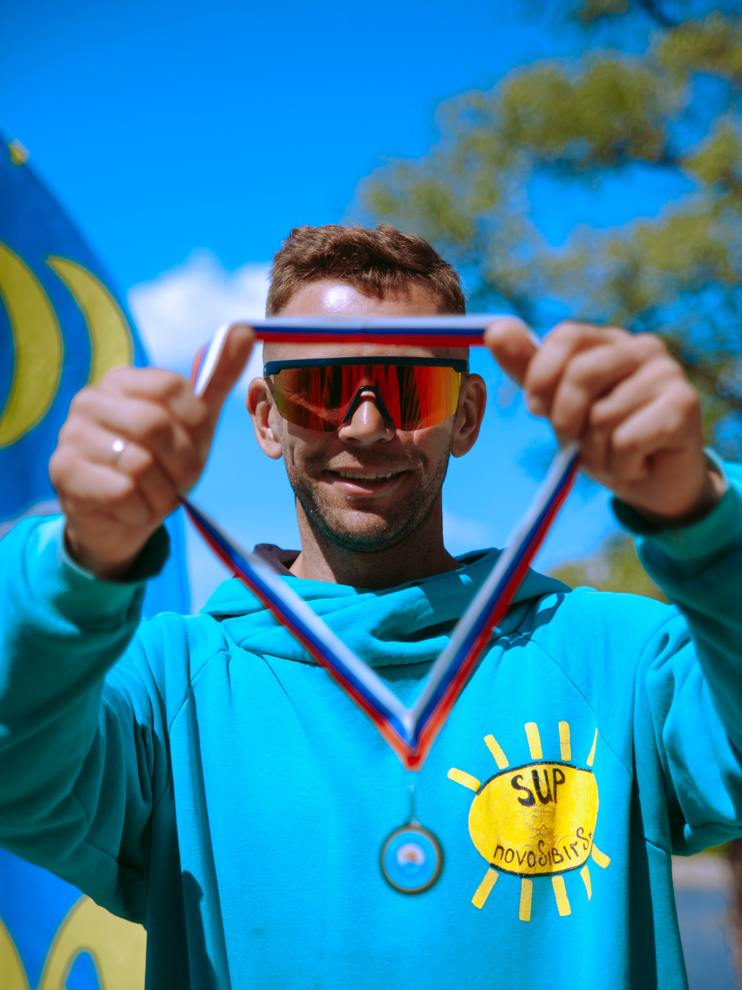 Мужчина награждает медалью спортсмена.