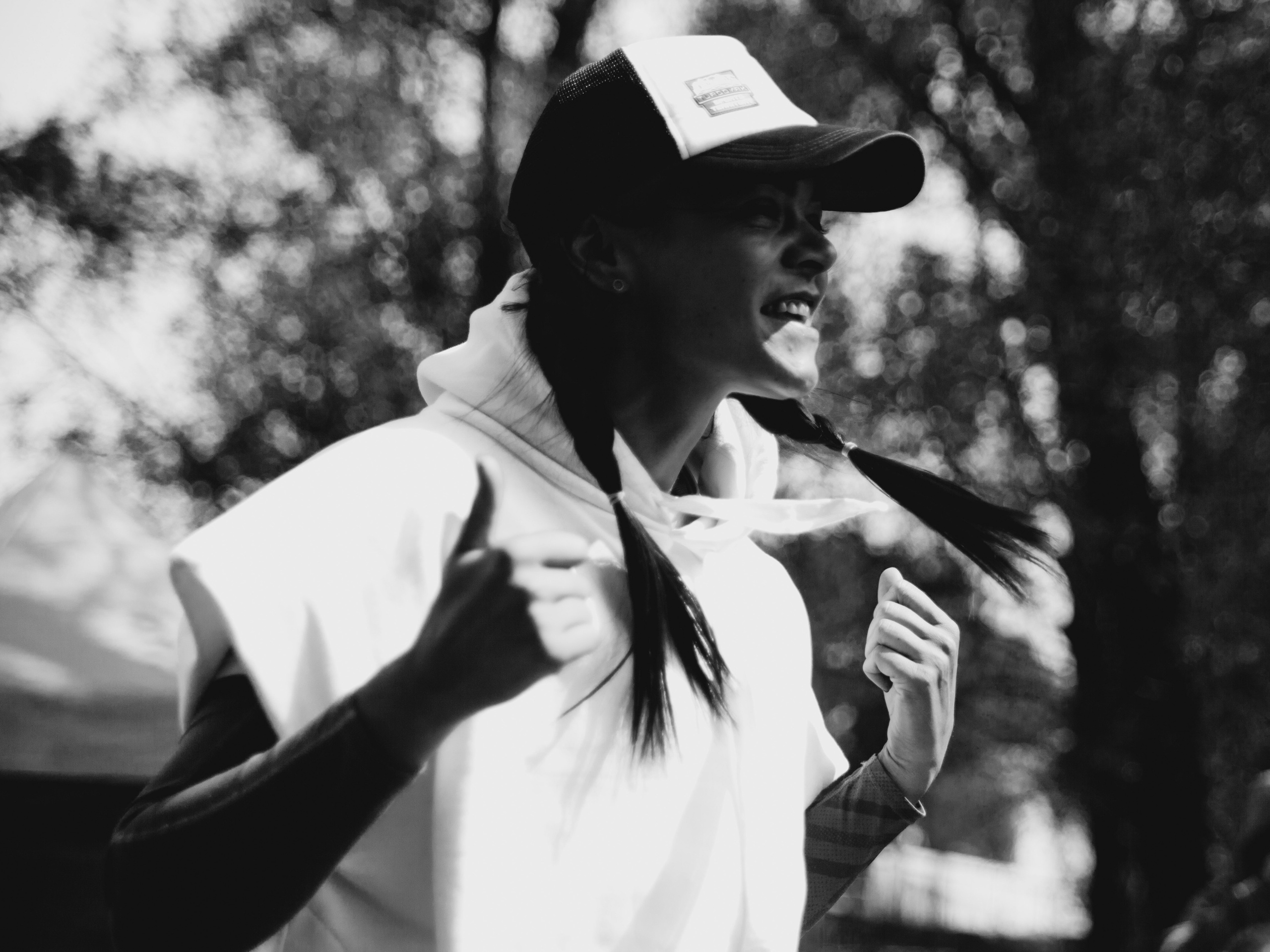 Девушка эмоционально болеет за свою команду.