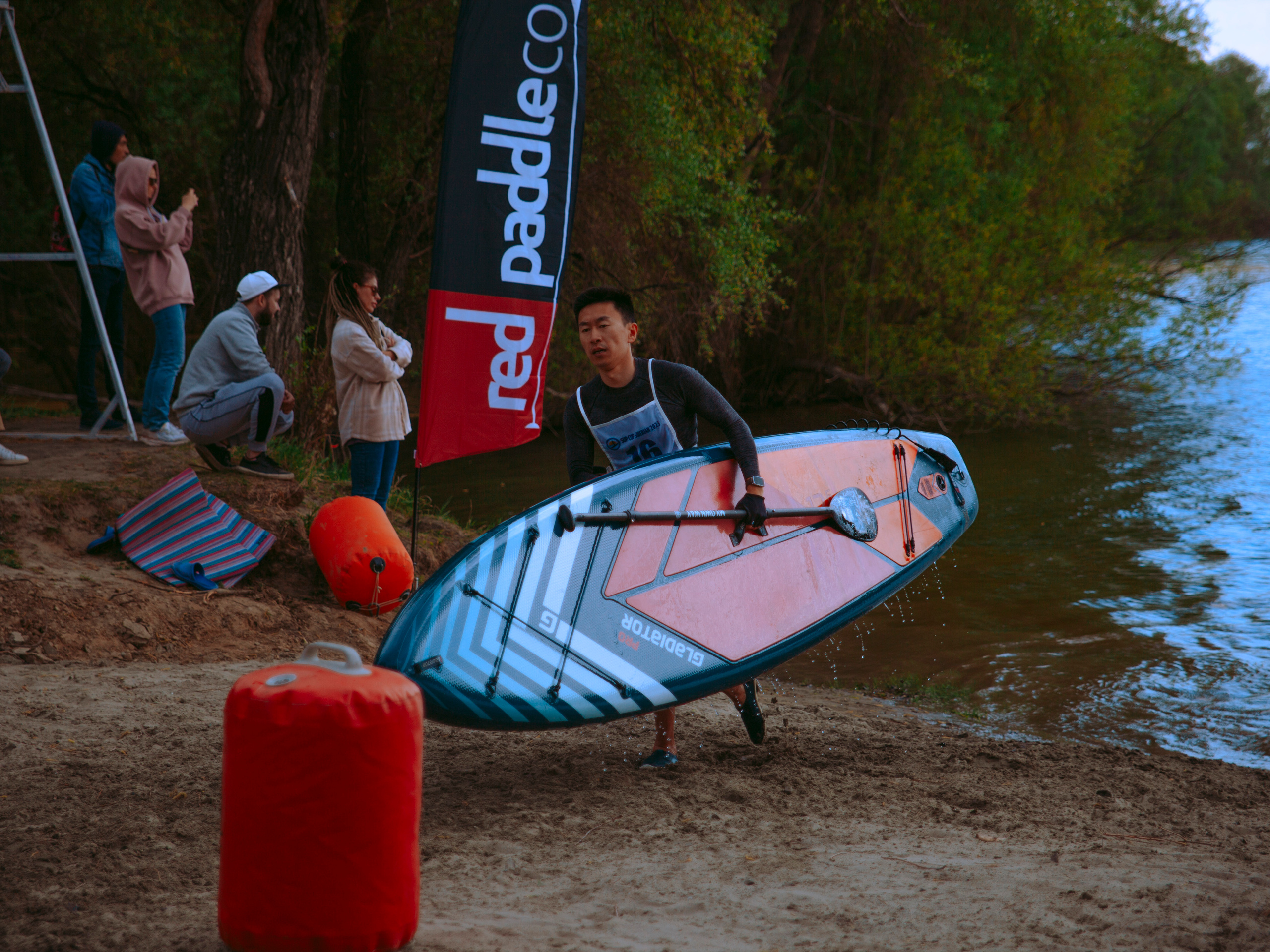 Массовый заплыв на соревнованиях по сапам в Новосибирске.