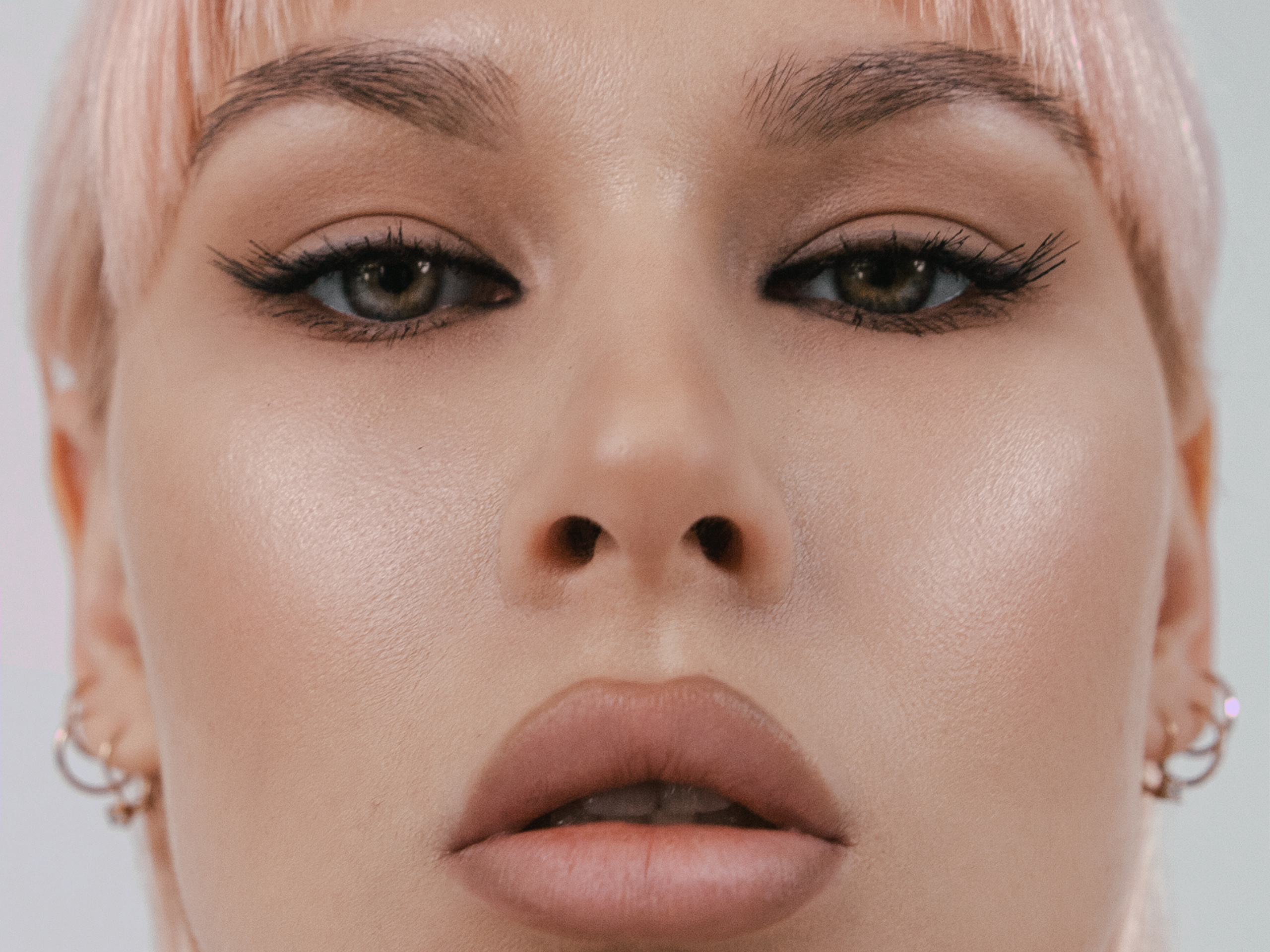 Крупноплановый портрет блондинки.