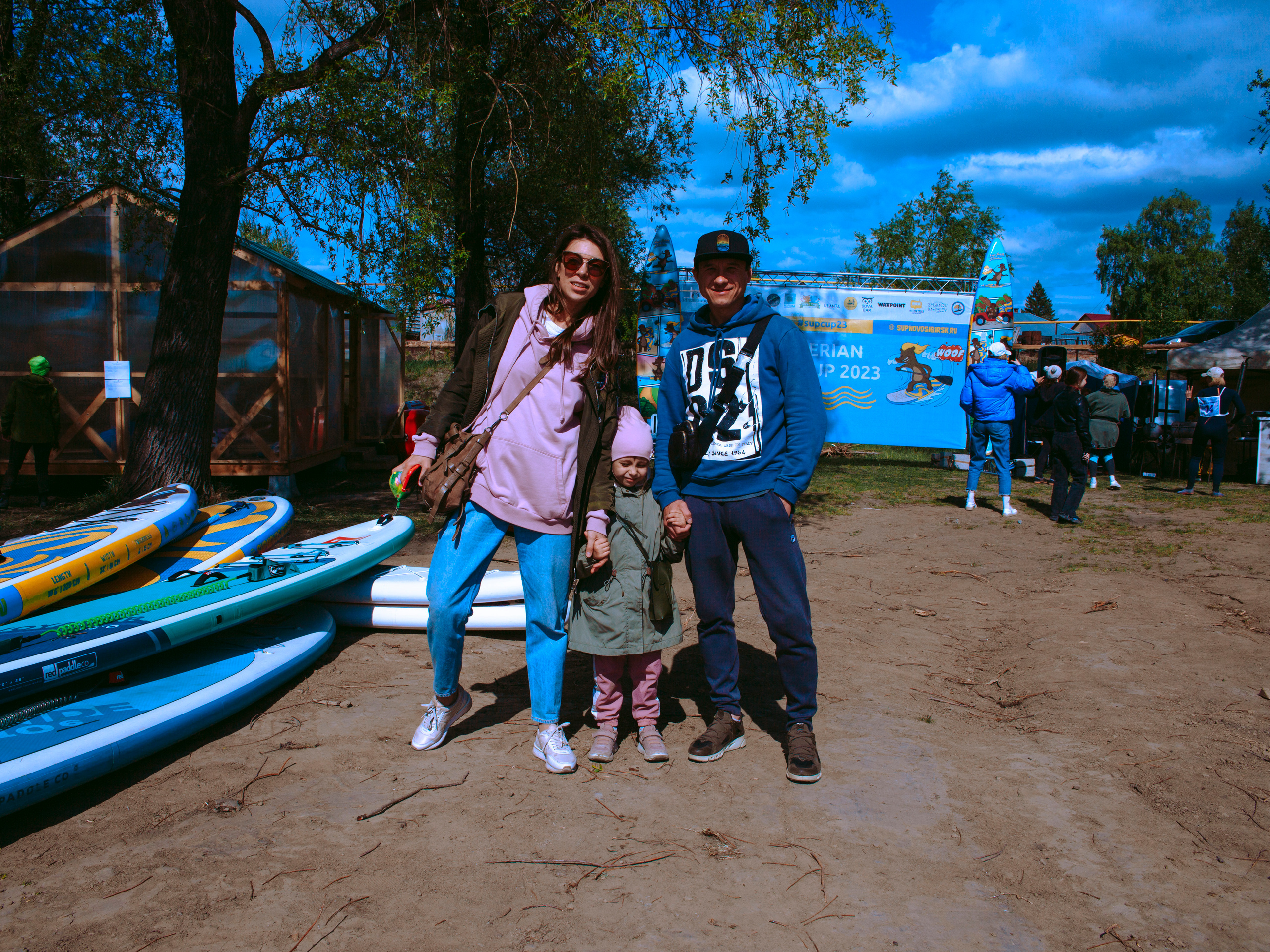 Семейная пара на берегу.