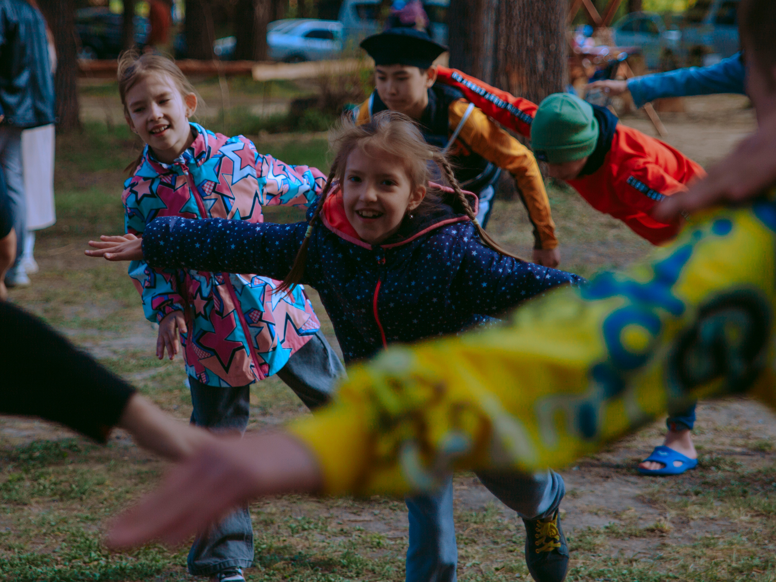 Девочка делает ласточку в парке.