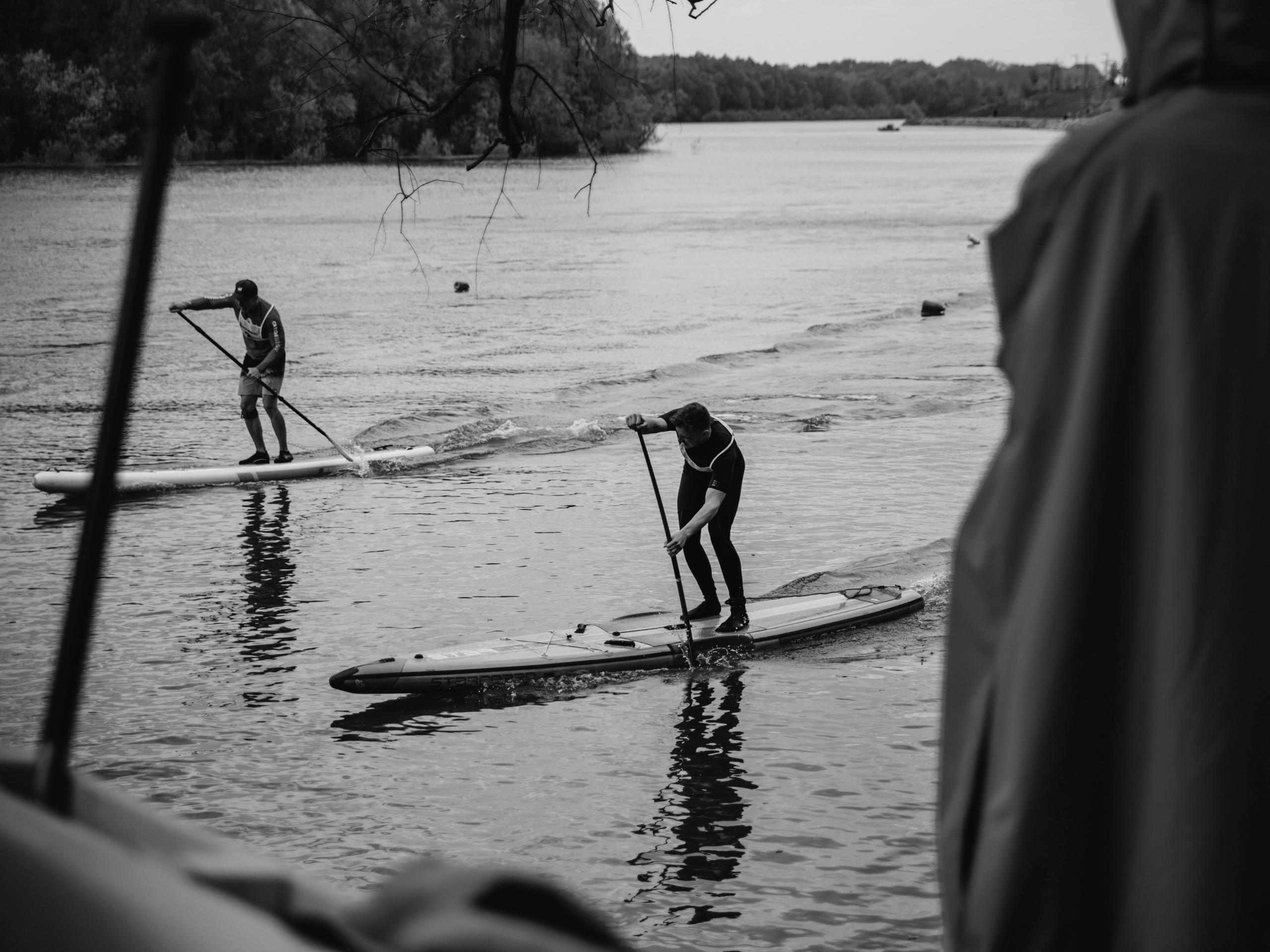 Спортивное черно-белое фото.