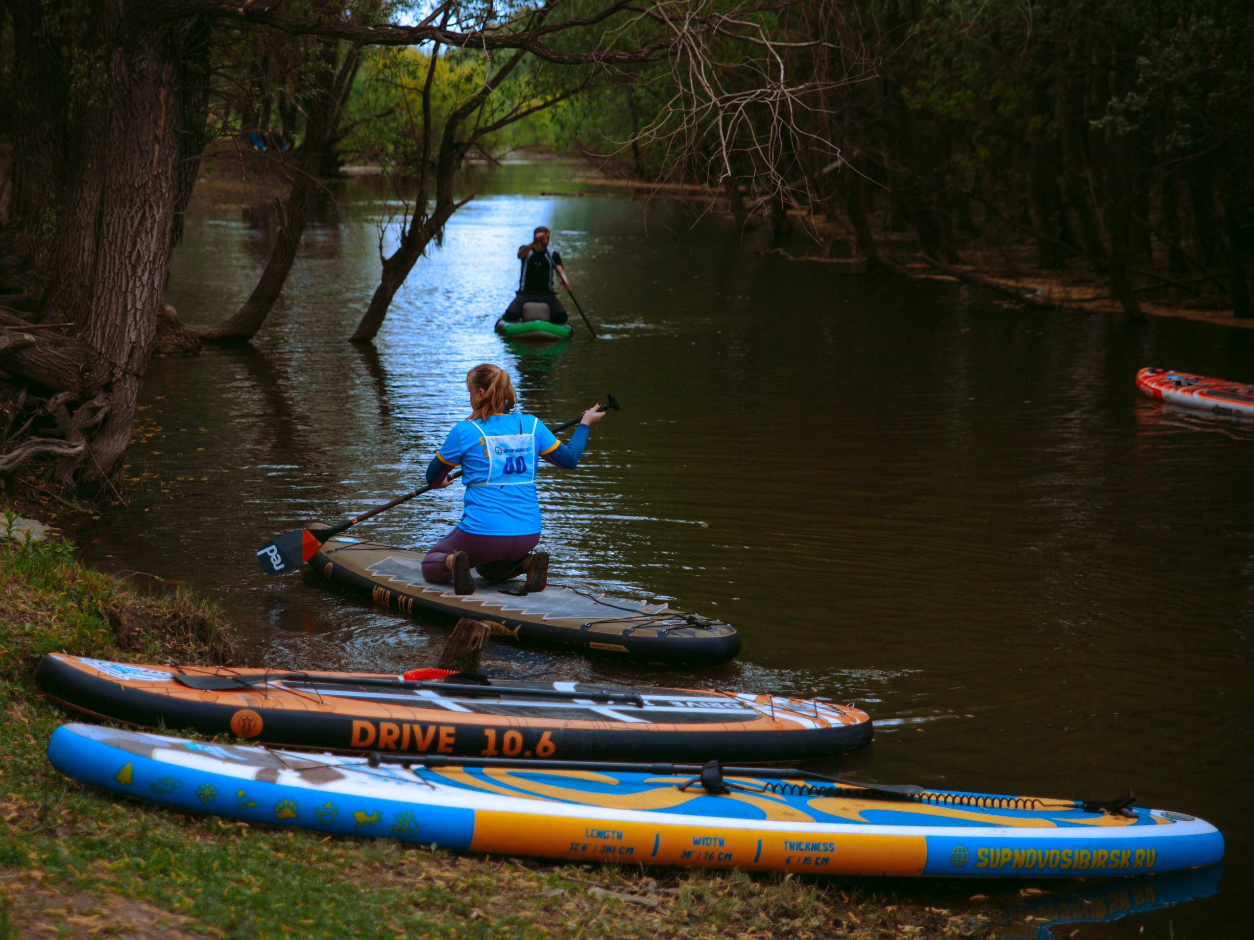 Соревнования и фестиваль по sup-серфингу в Новосибирске.