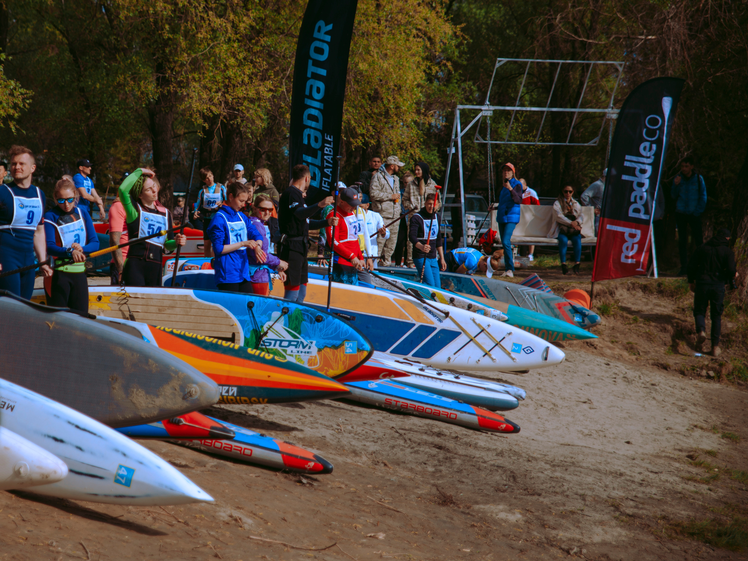 Массовый заплыв на соревнованиях по сапам в Новосибирске.