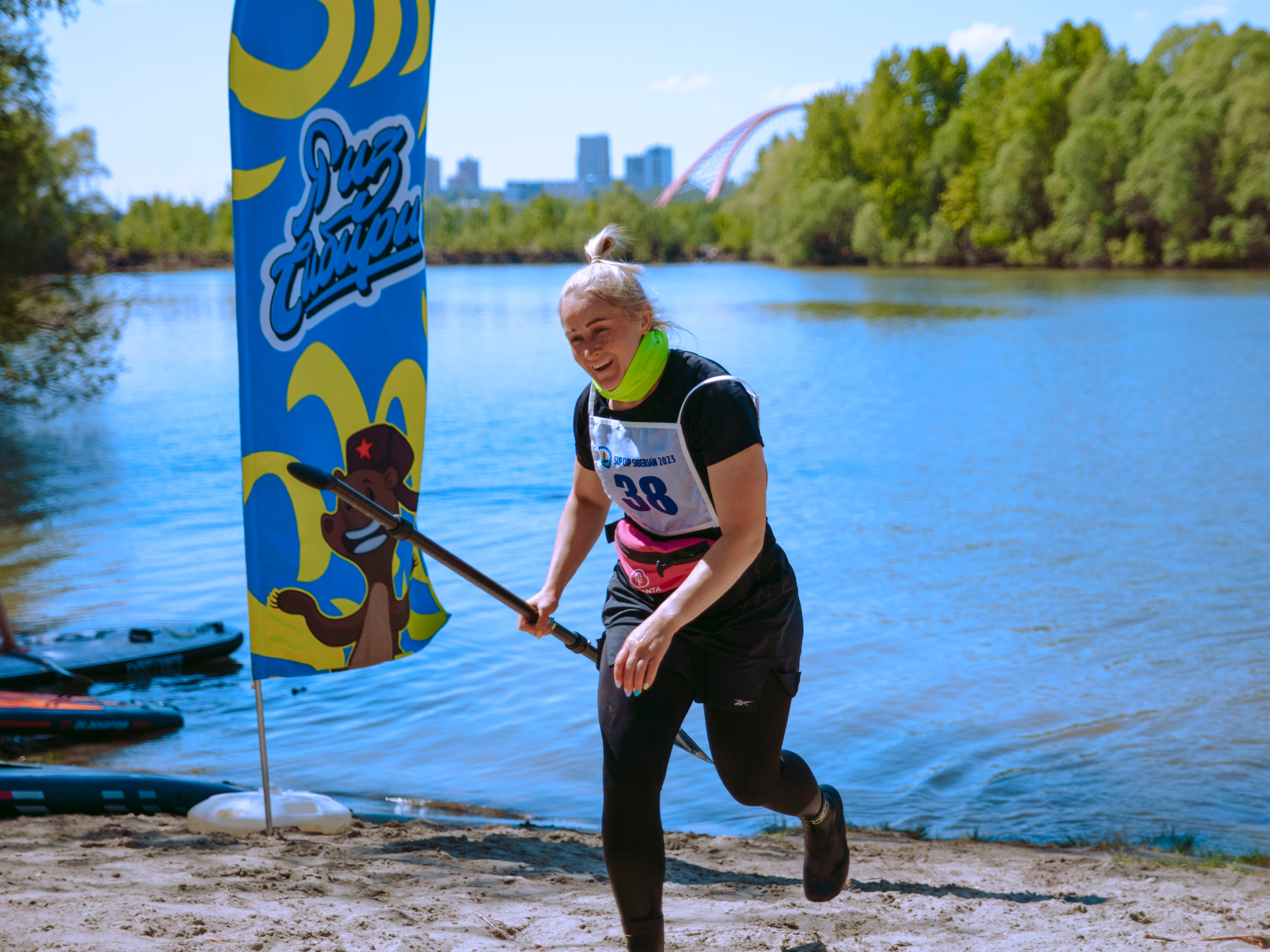 Девушка бежит с веслом.