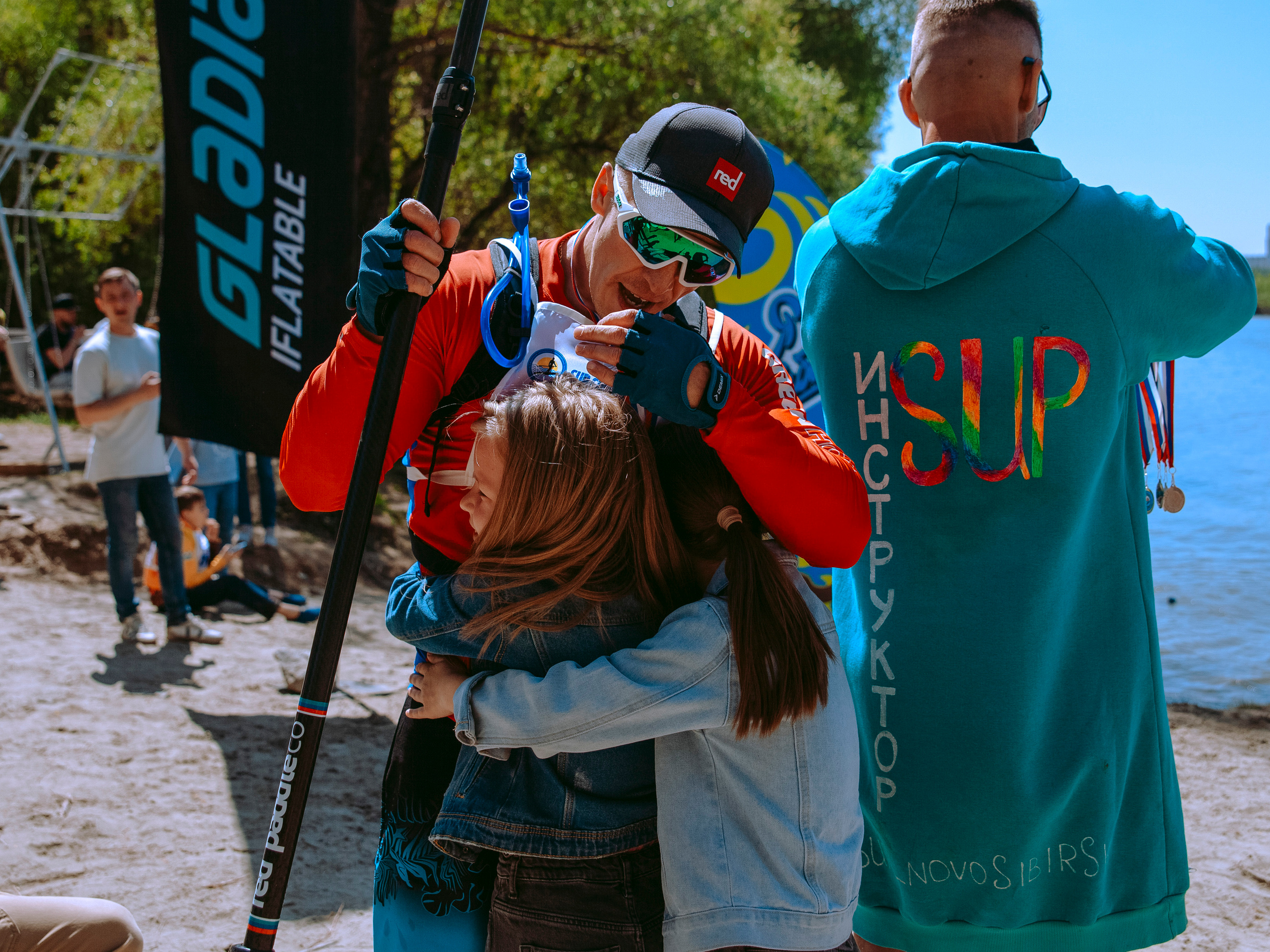 Дочка обнимает папу, победившего в соревнованиях.