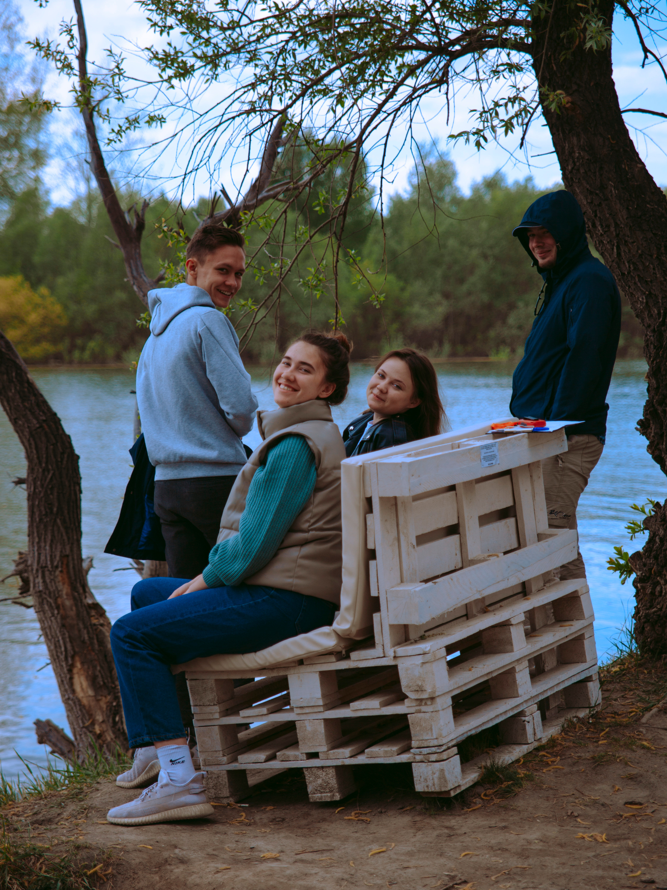 Молодые люди хорошо проводят время в парке.