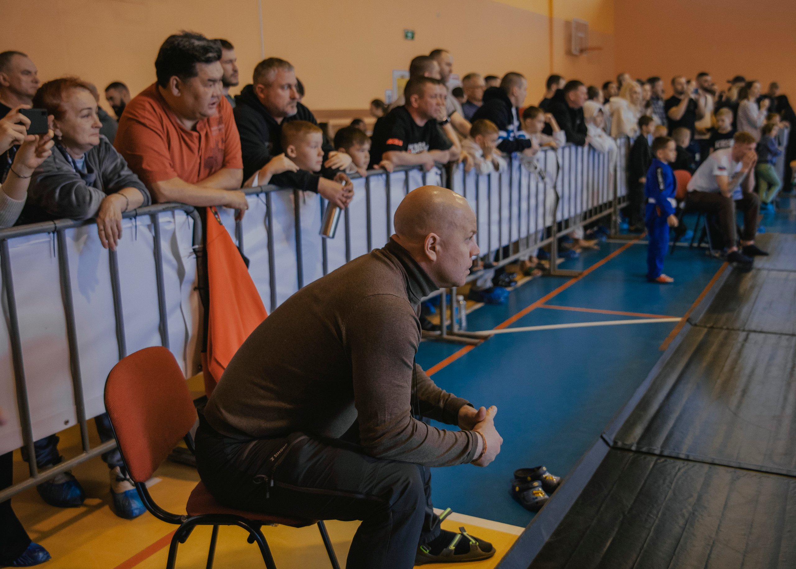 Борьба в кимоно gi на детском турнире по джиу-джитсу.