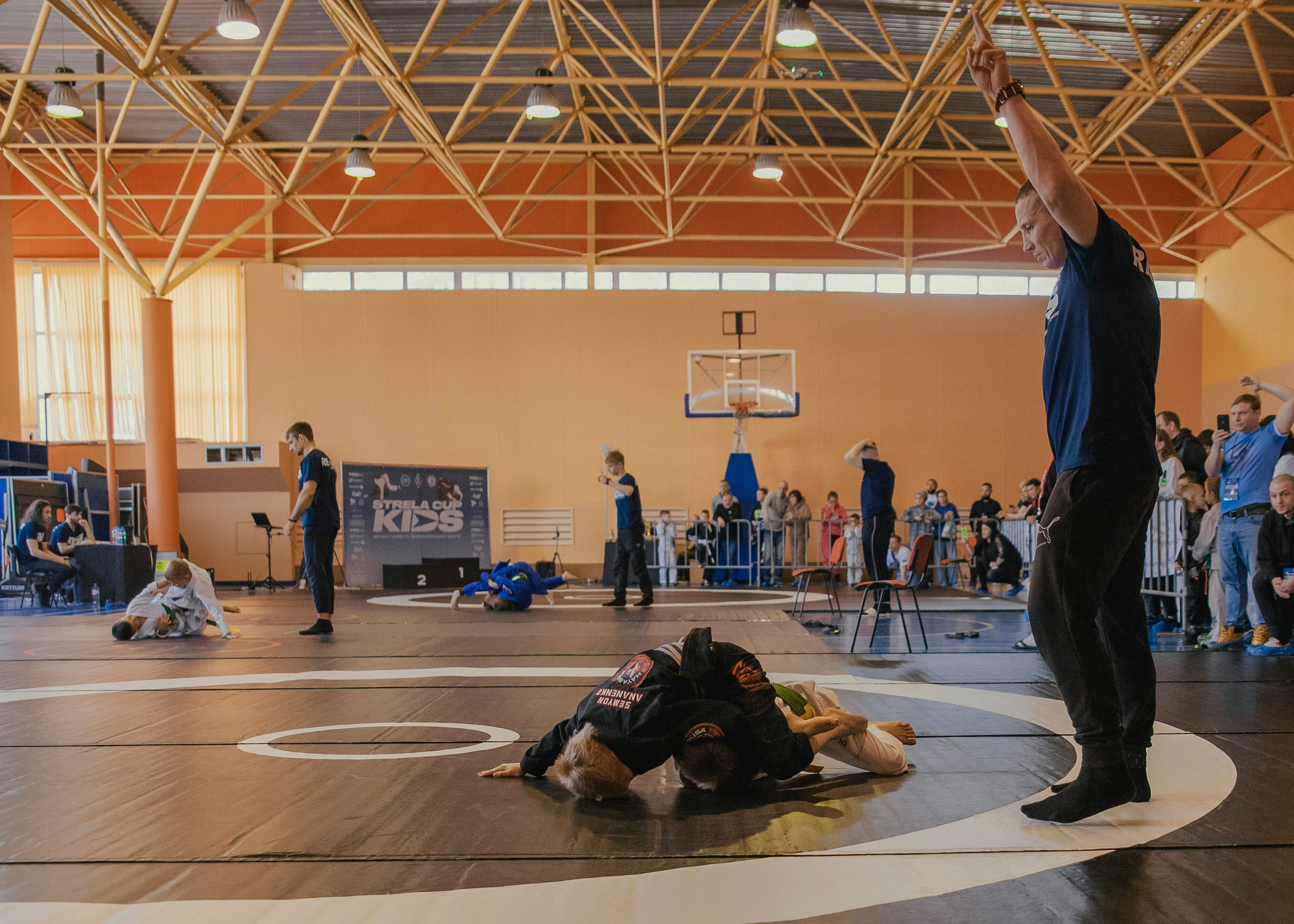 Очко присуждается на детском турнире по джиу-джитсу.