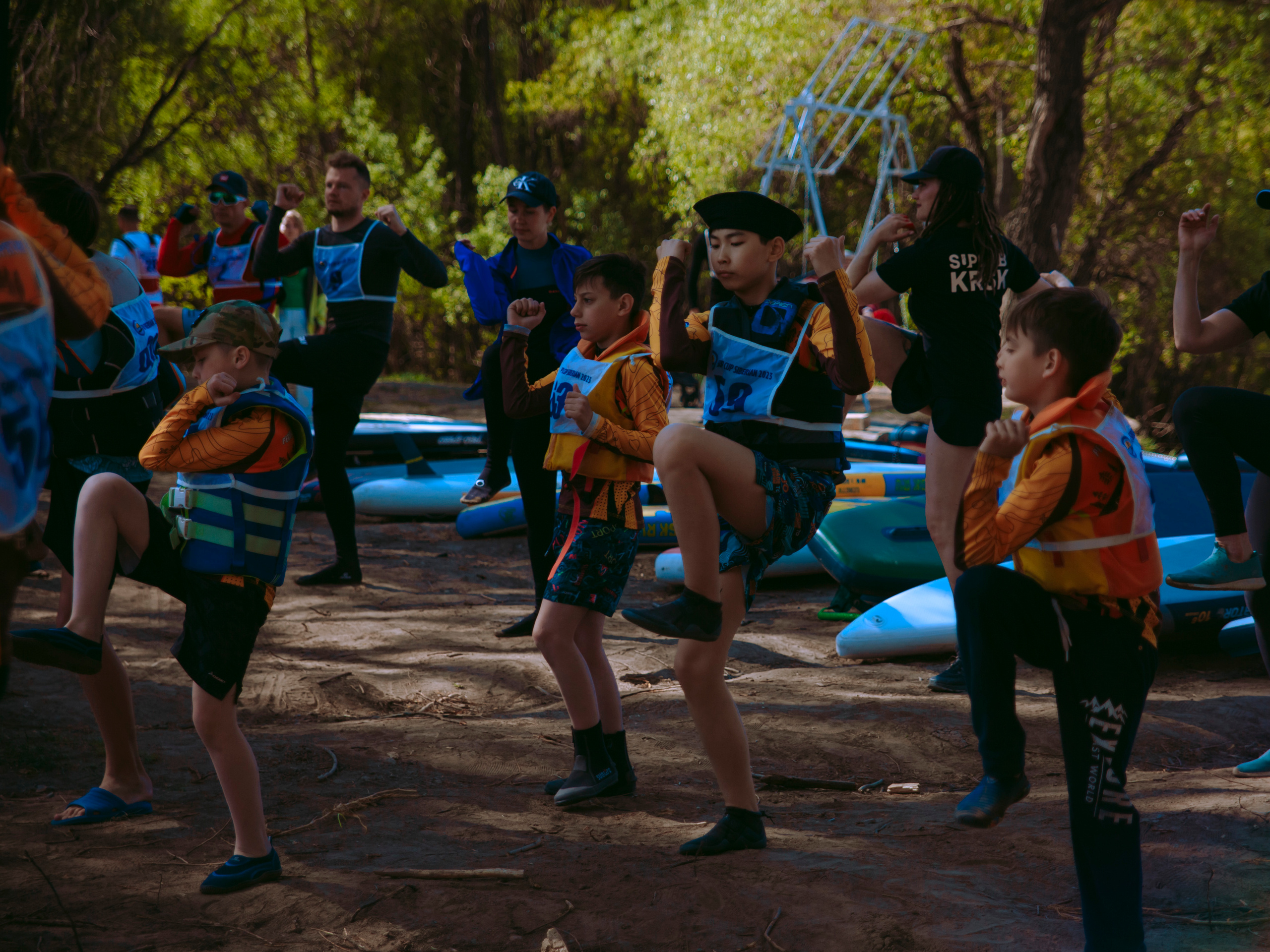 Зарядка на свежем воздухе в парке.